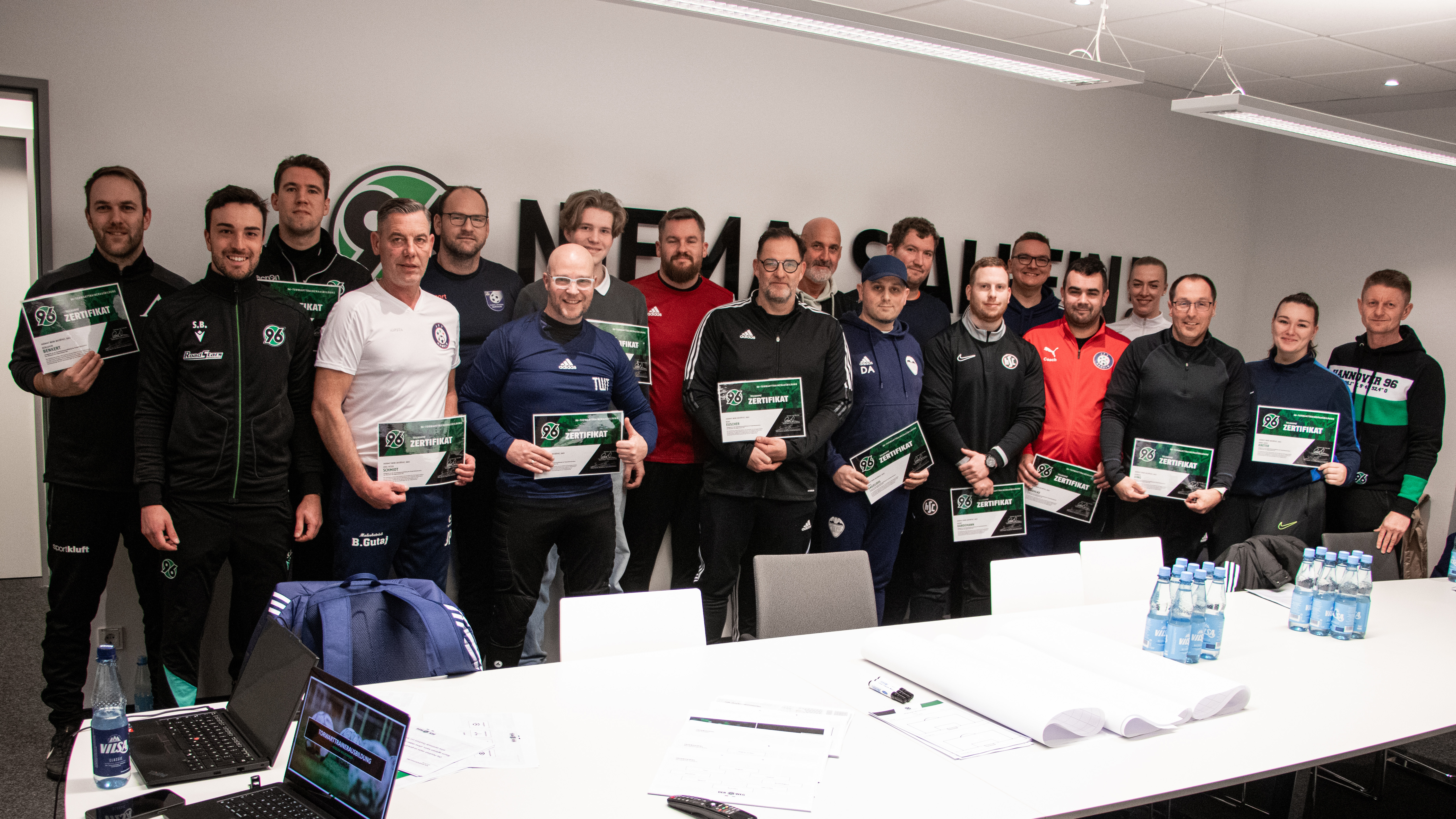 Simon Beccari und Roland Rasch mit den Absolventen.