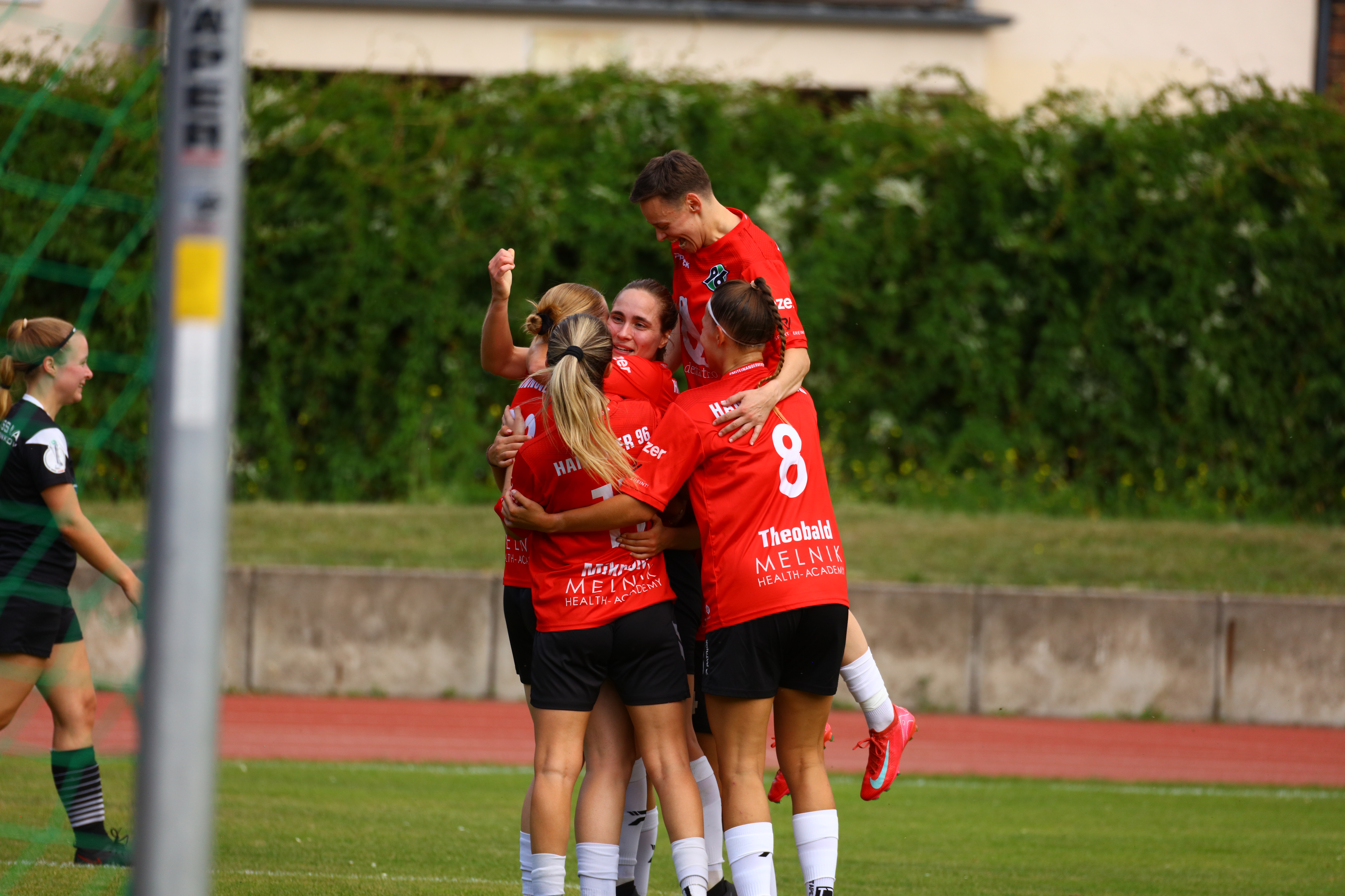 Die Spielerinnen von Hannover 96 freuen sich über ein Tor.