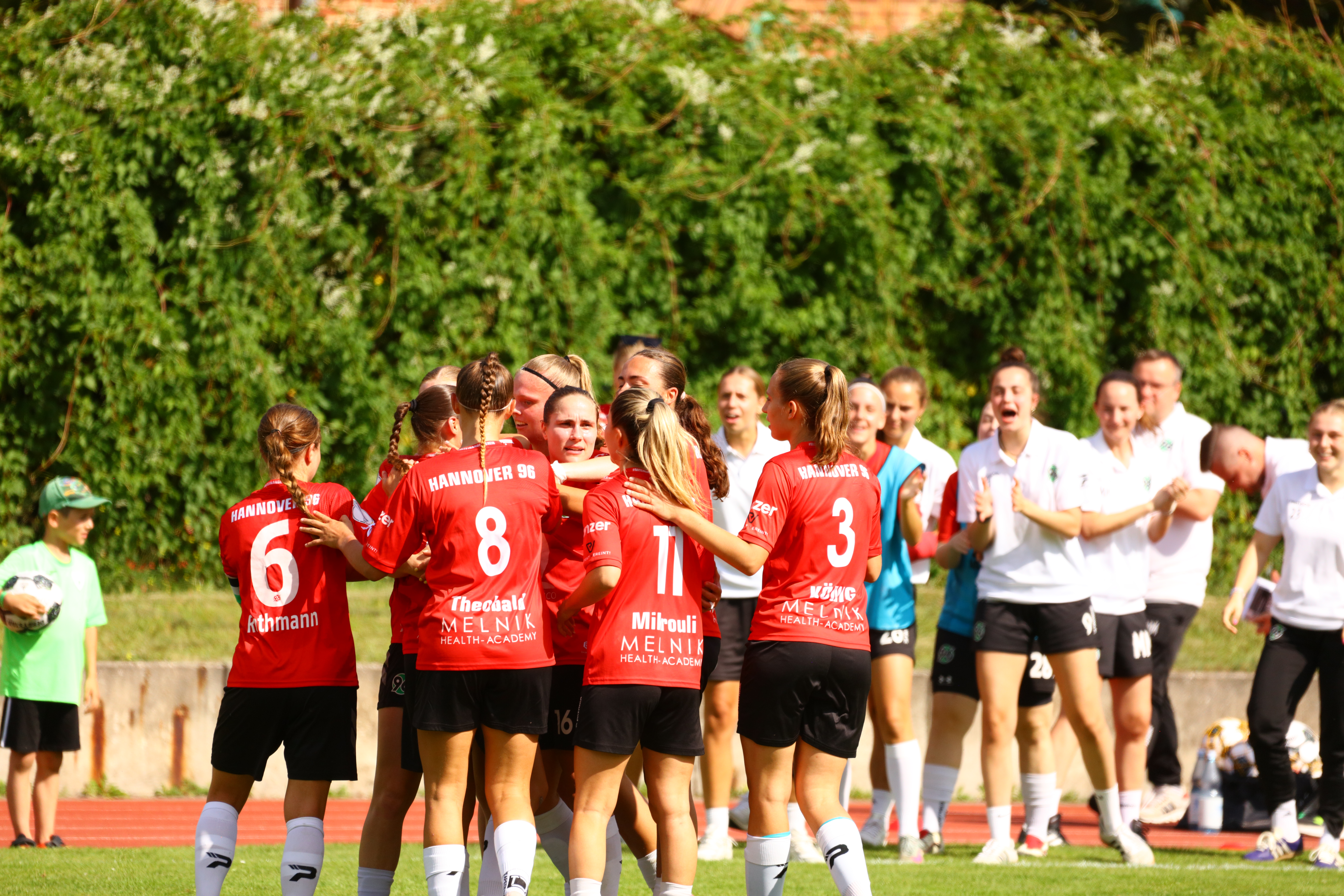 Die 96erinnen freuen sich über ein geschossenes Tor.