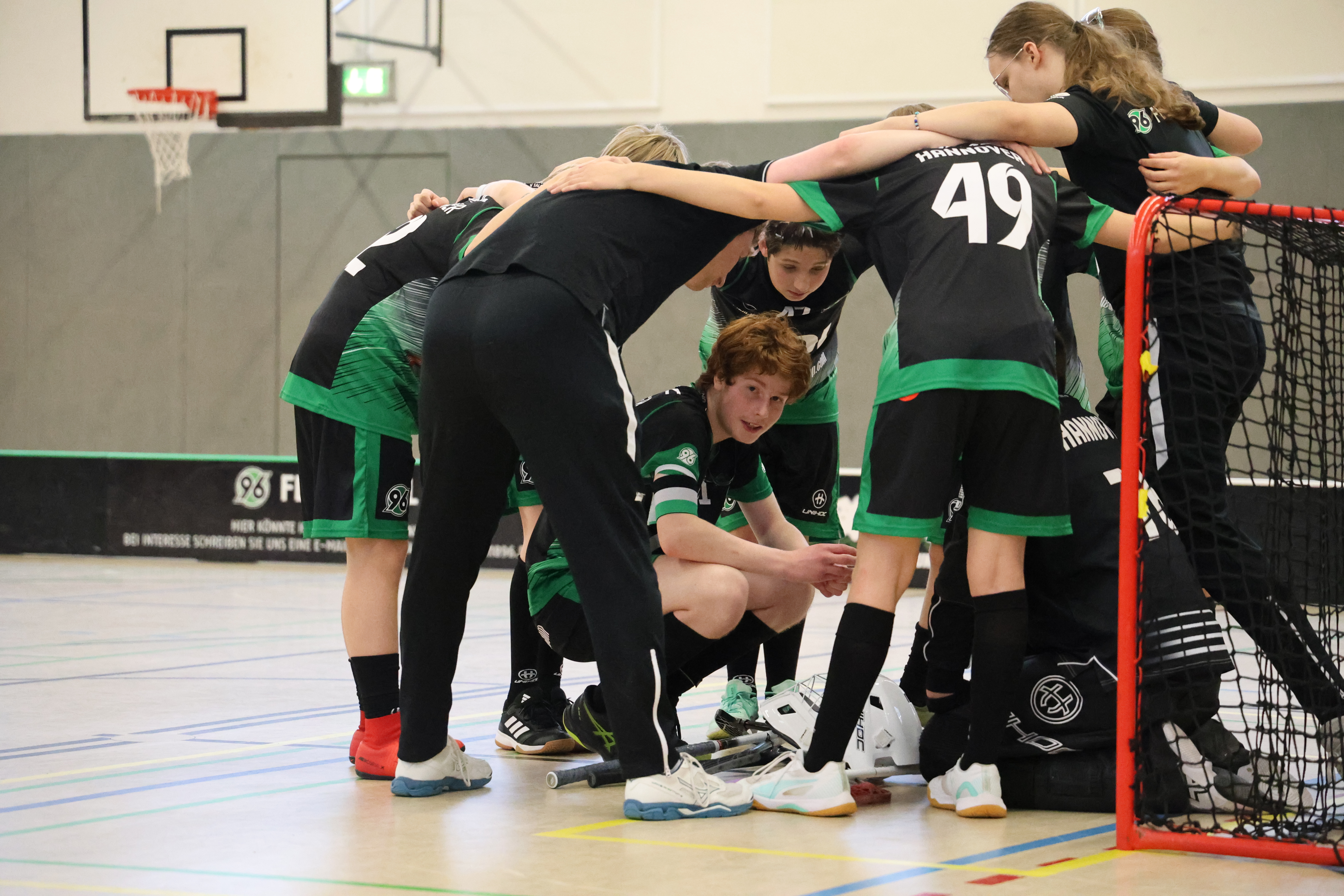 Die SpielerInnen sind in einem Kreis versammelt.