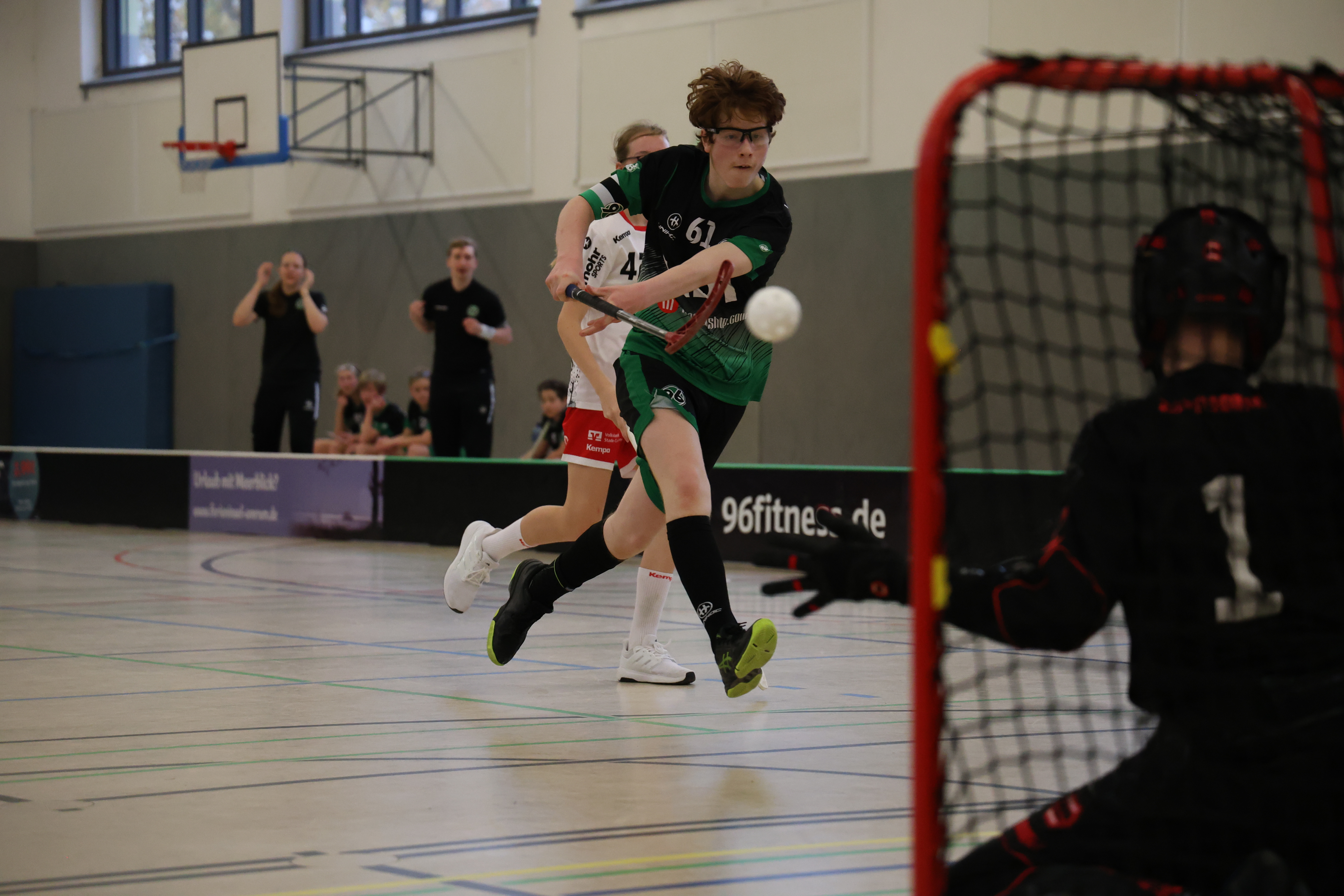 Ein Spieler mit einem Torschuss.