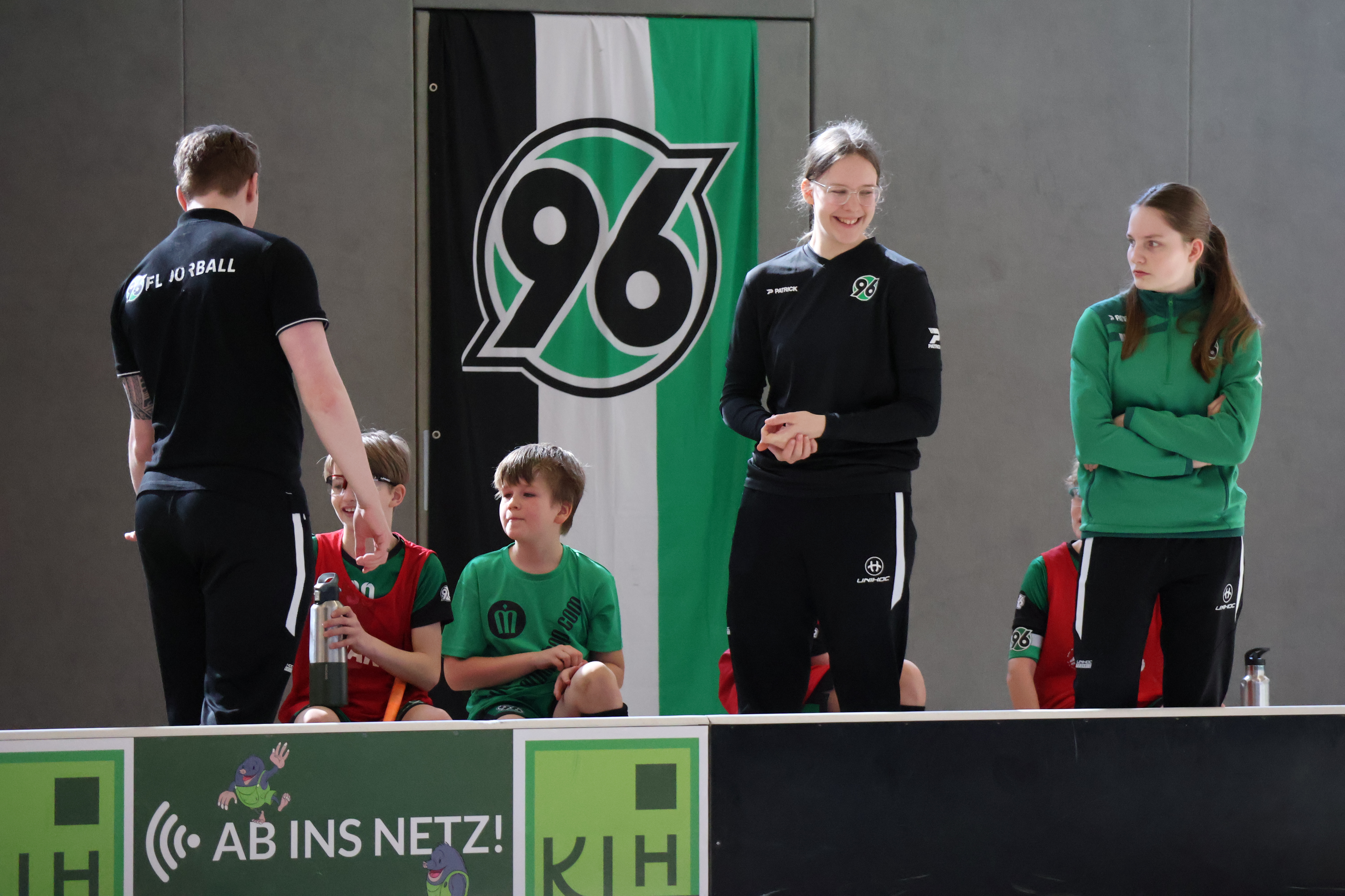 Kristina Rassiller als Coach am Seitenrand.