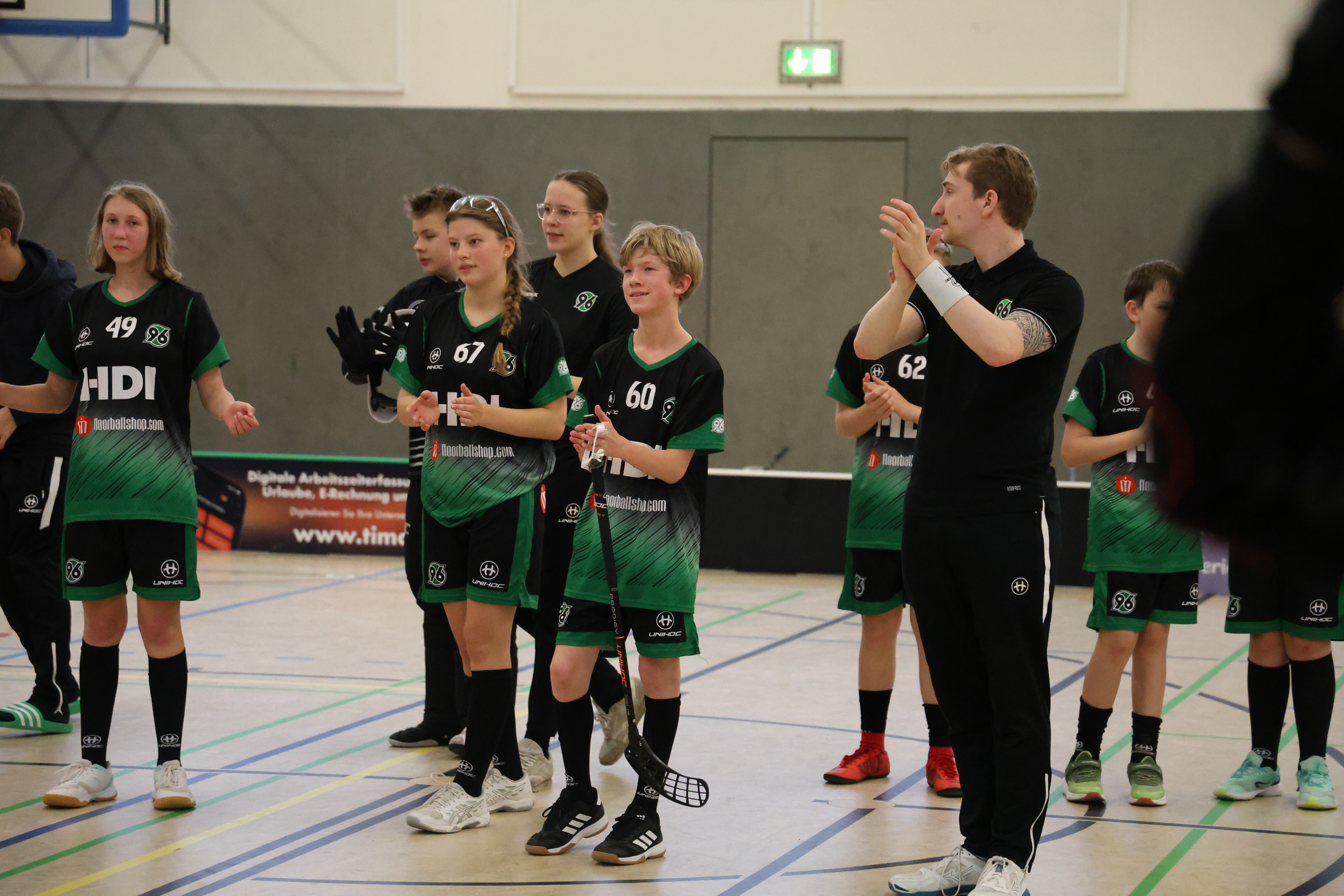 Die SpielerInnen von Hannover applaudieren.