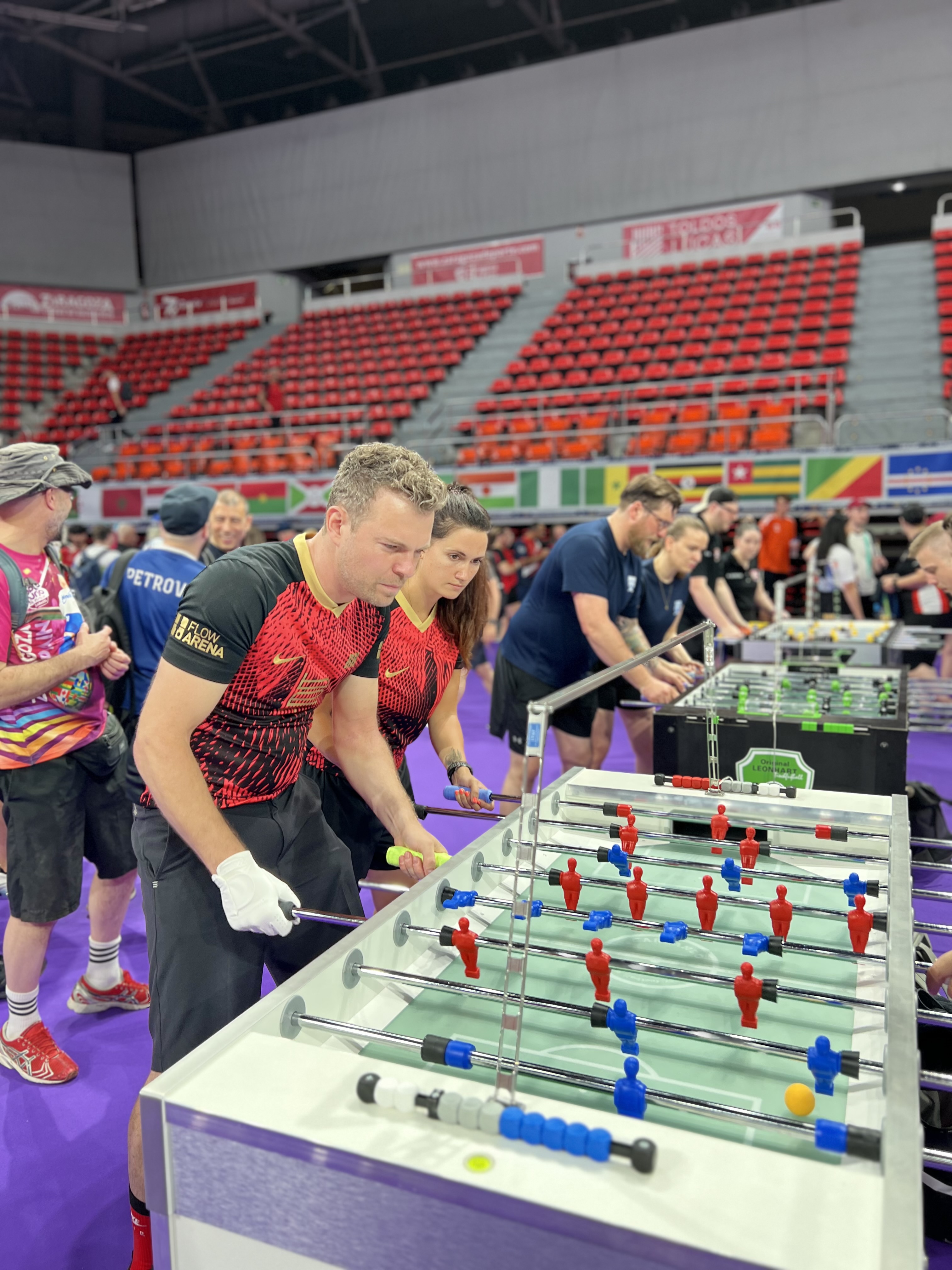 Ruben Heinrich guckt konzentriert auf den Tisch beim Tischfußball.