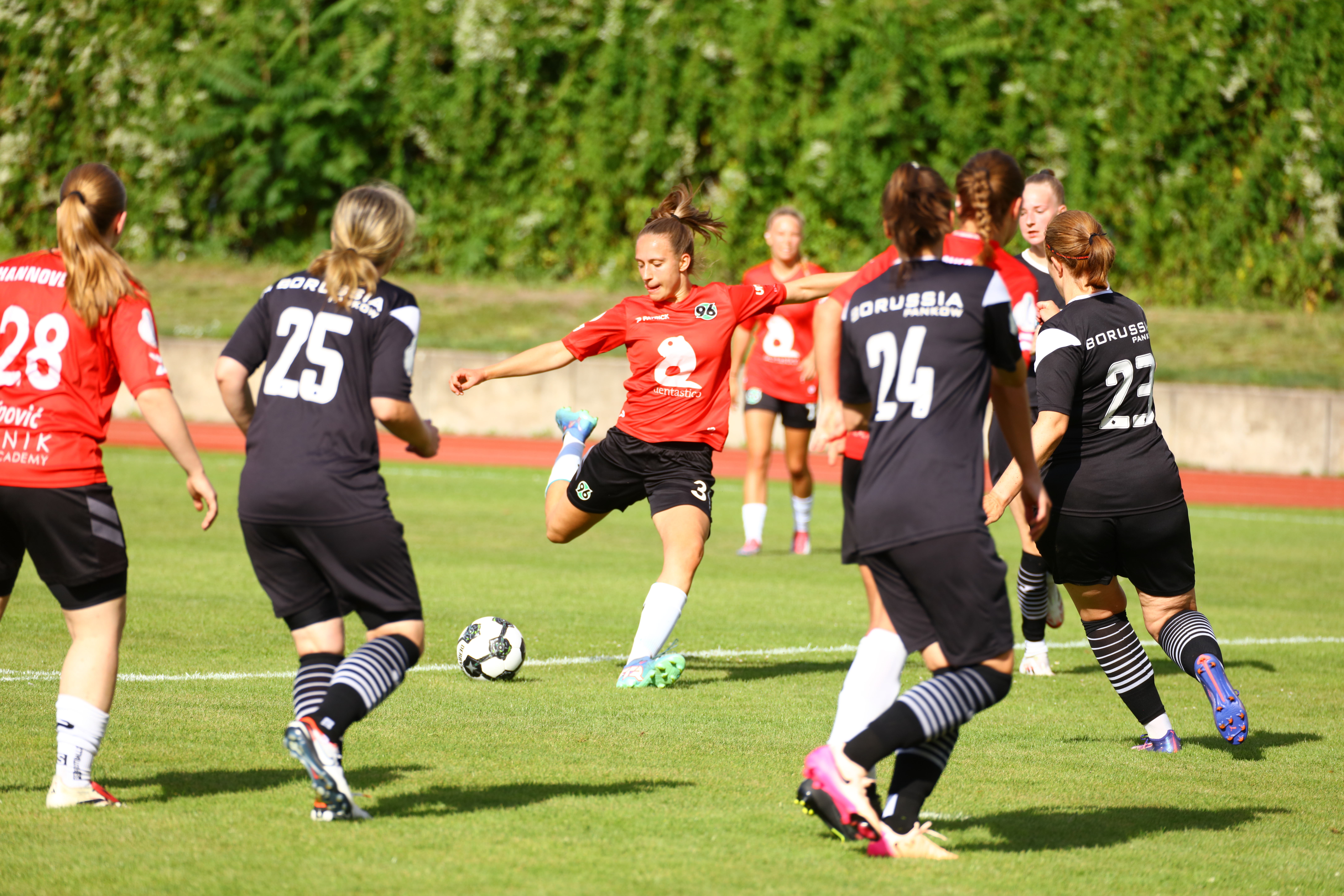 Die Spielerin von Hannover 96 mit einem Torschuss.