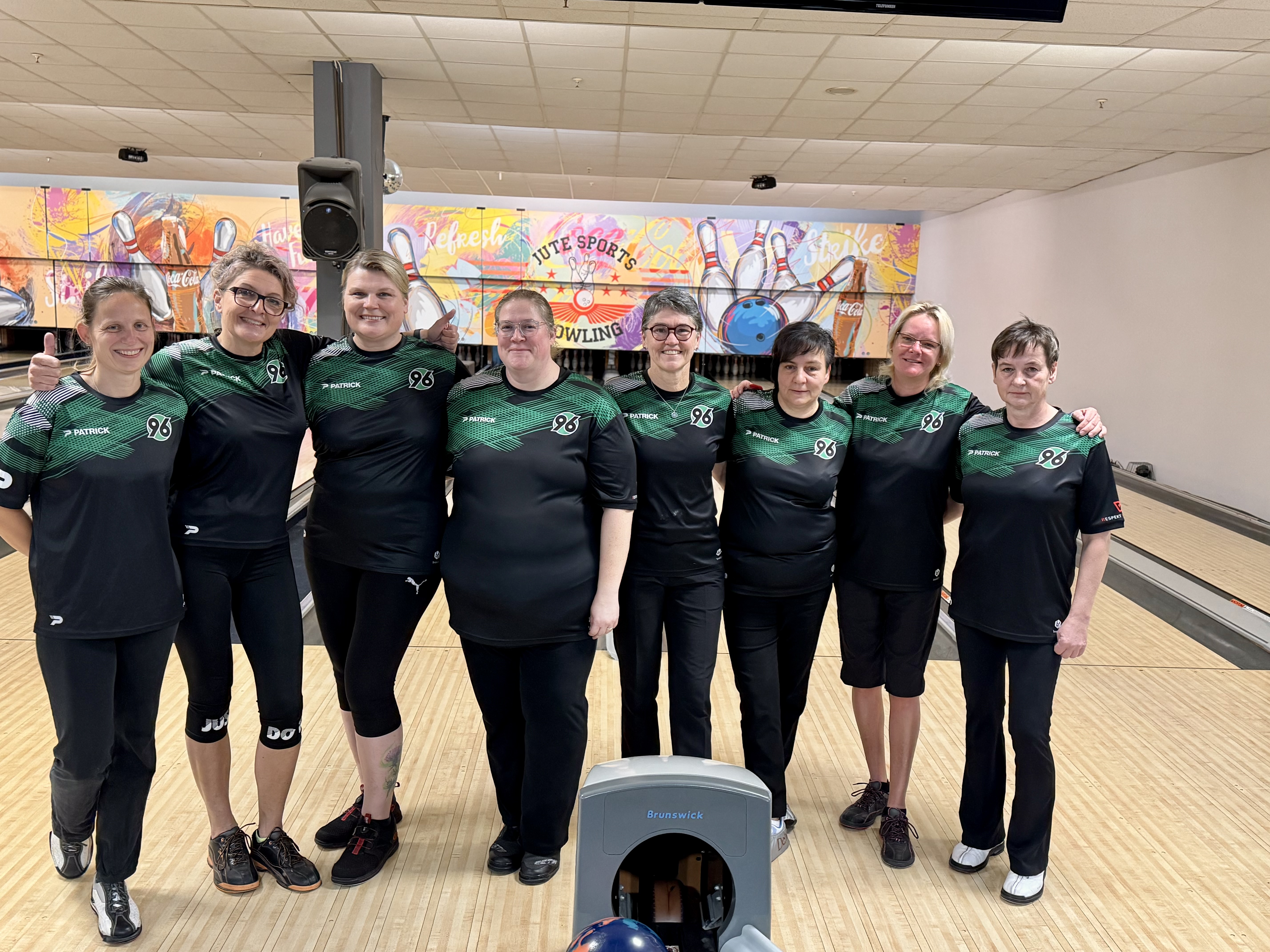 Zu sehen sind die zwei Damenmannschaften des Hannoverschen Sportvereins von 1896 e.V.