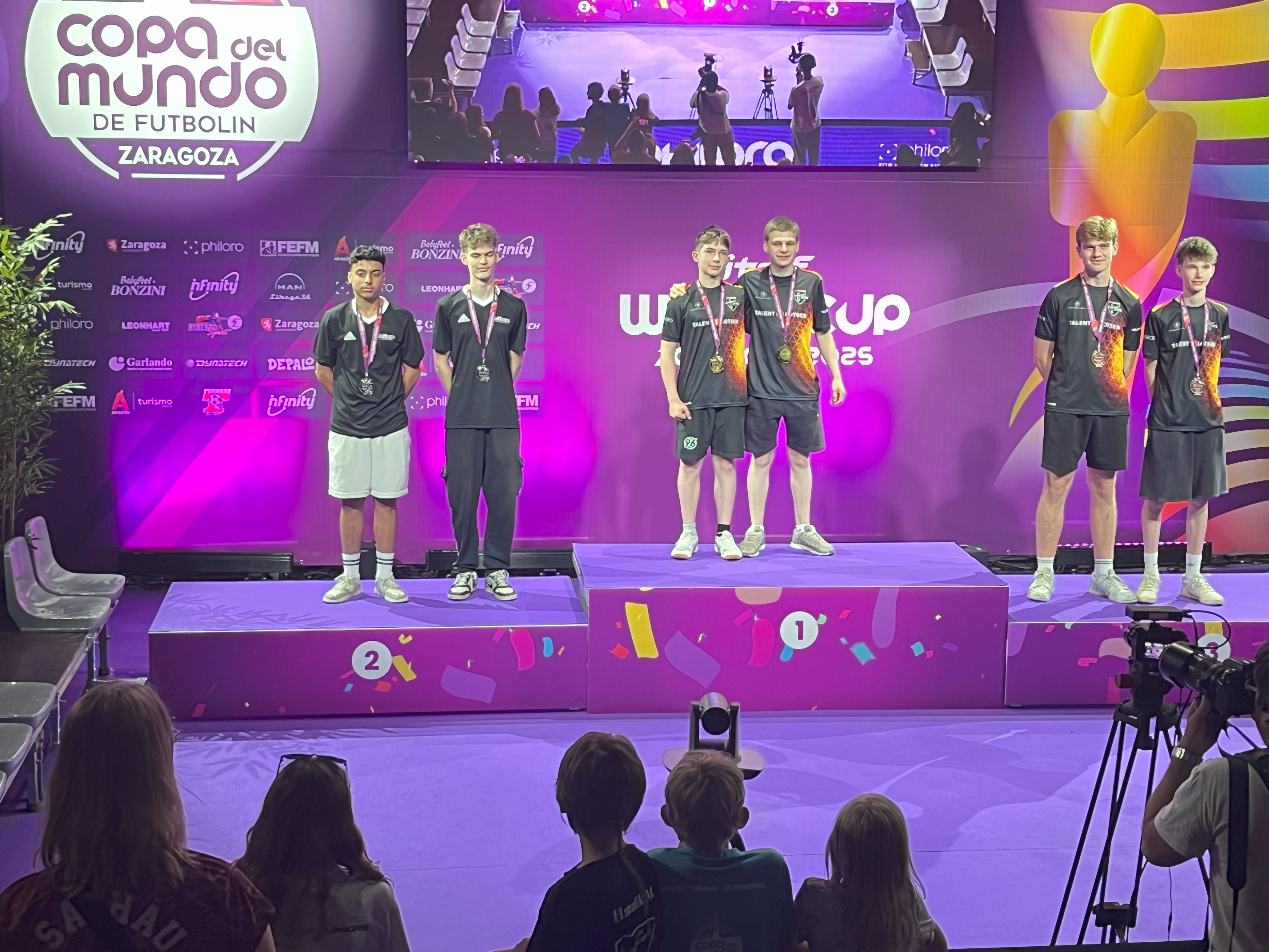 Die Siegerehrung der Weltmeisterschaft, bei der Fabian Hönekamp und Frederik von Wysocki Arm in Arm auf dem 1. Platz des Podest stehen.