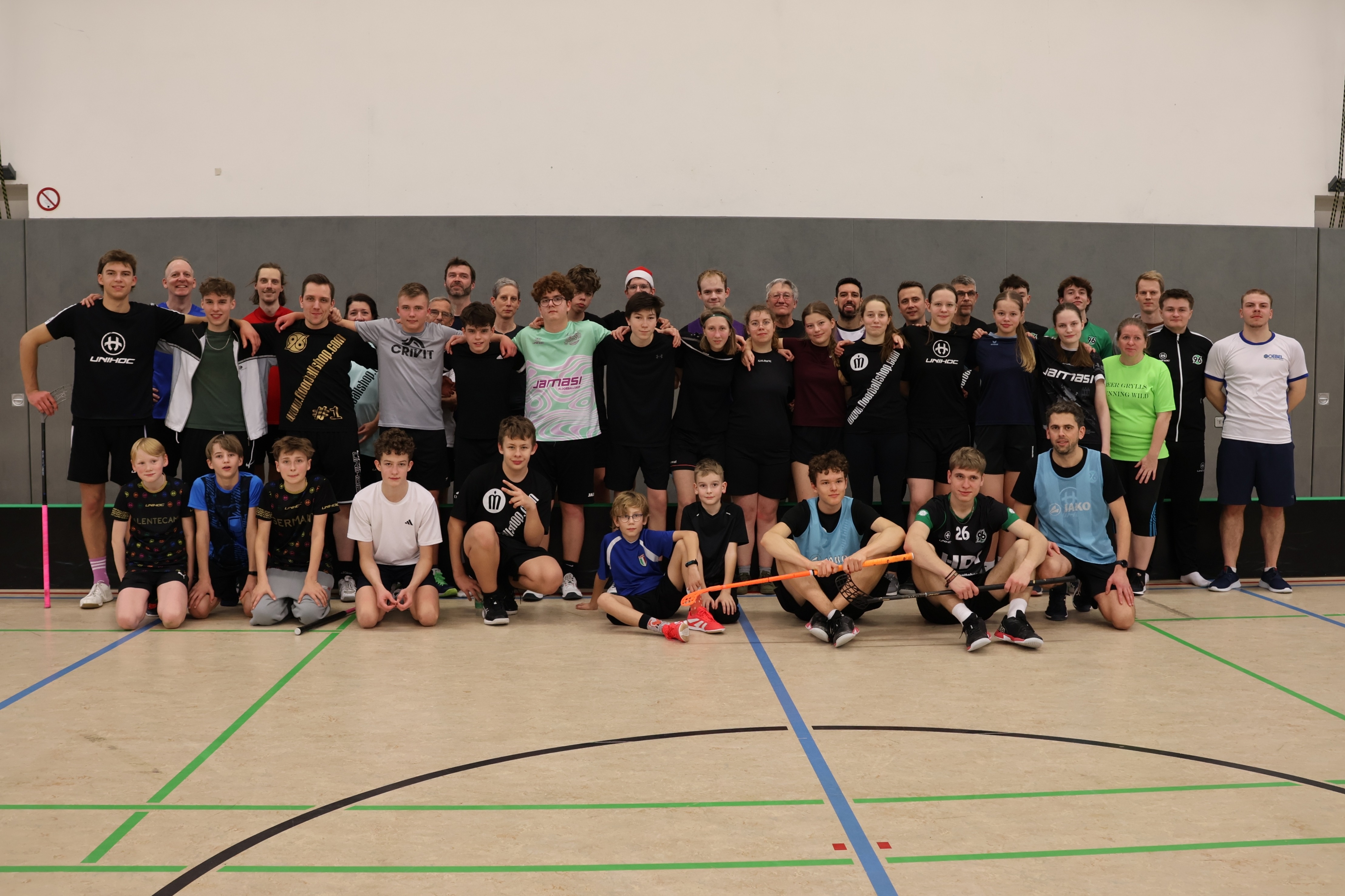 Ein Teamfoto aler Mitglieder, HelferInnen und UnterstützerInnen.