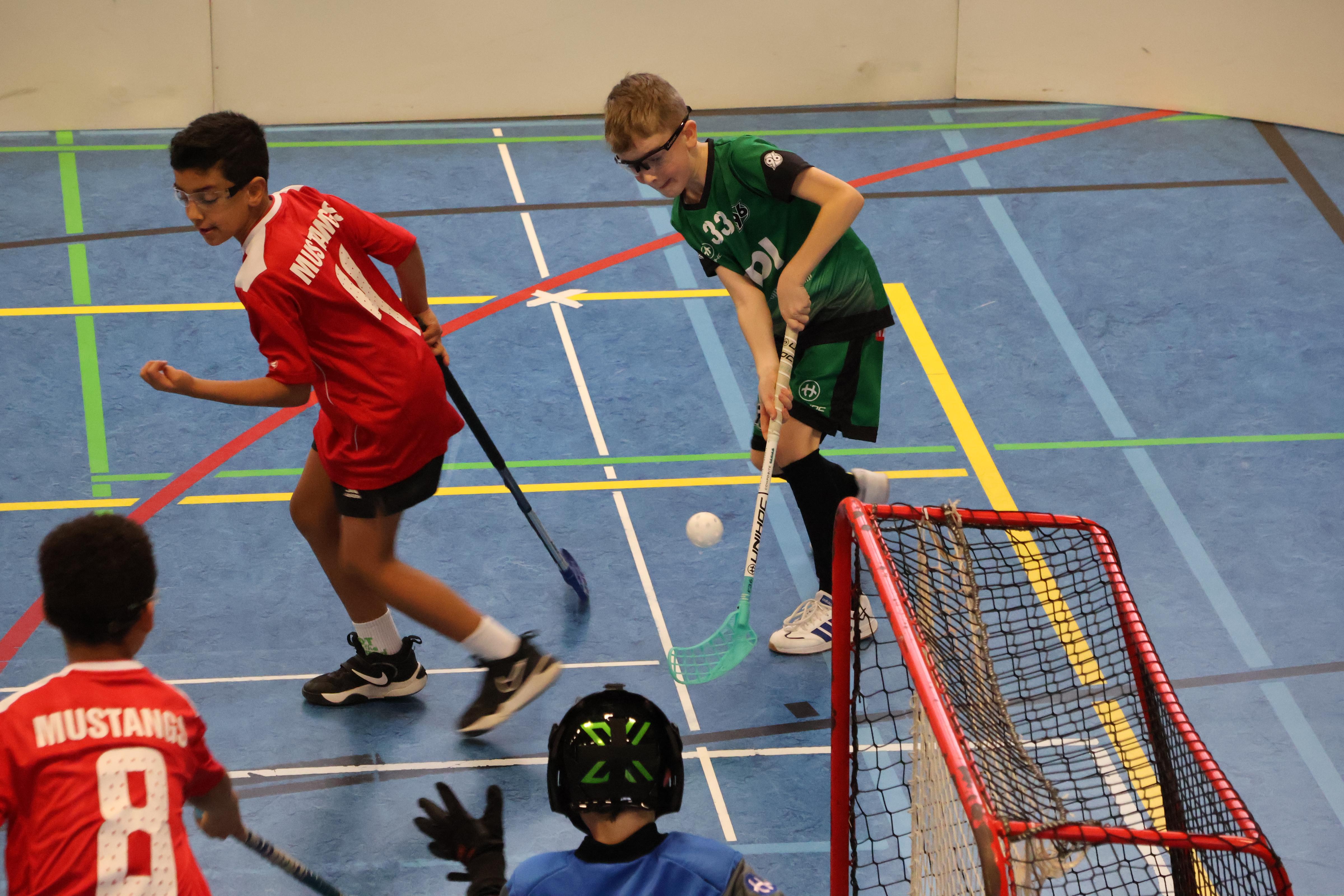 Zwei Spieler kämpfen um den Ball