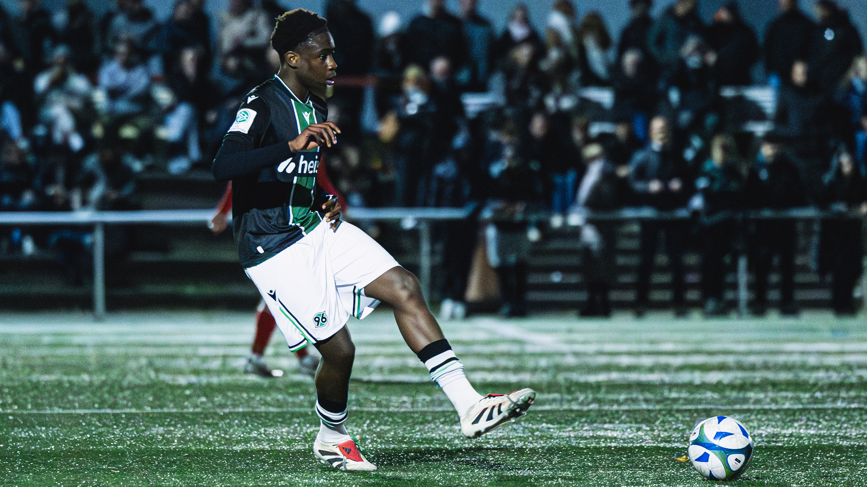 Justice Turay im Trikot der U17 von Hannover 96.