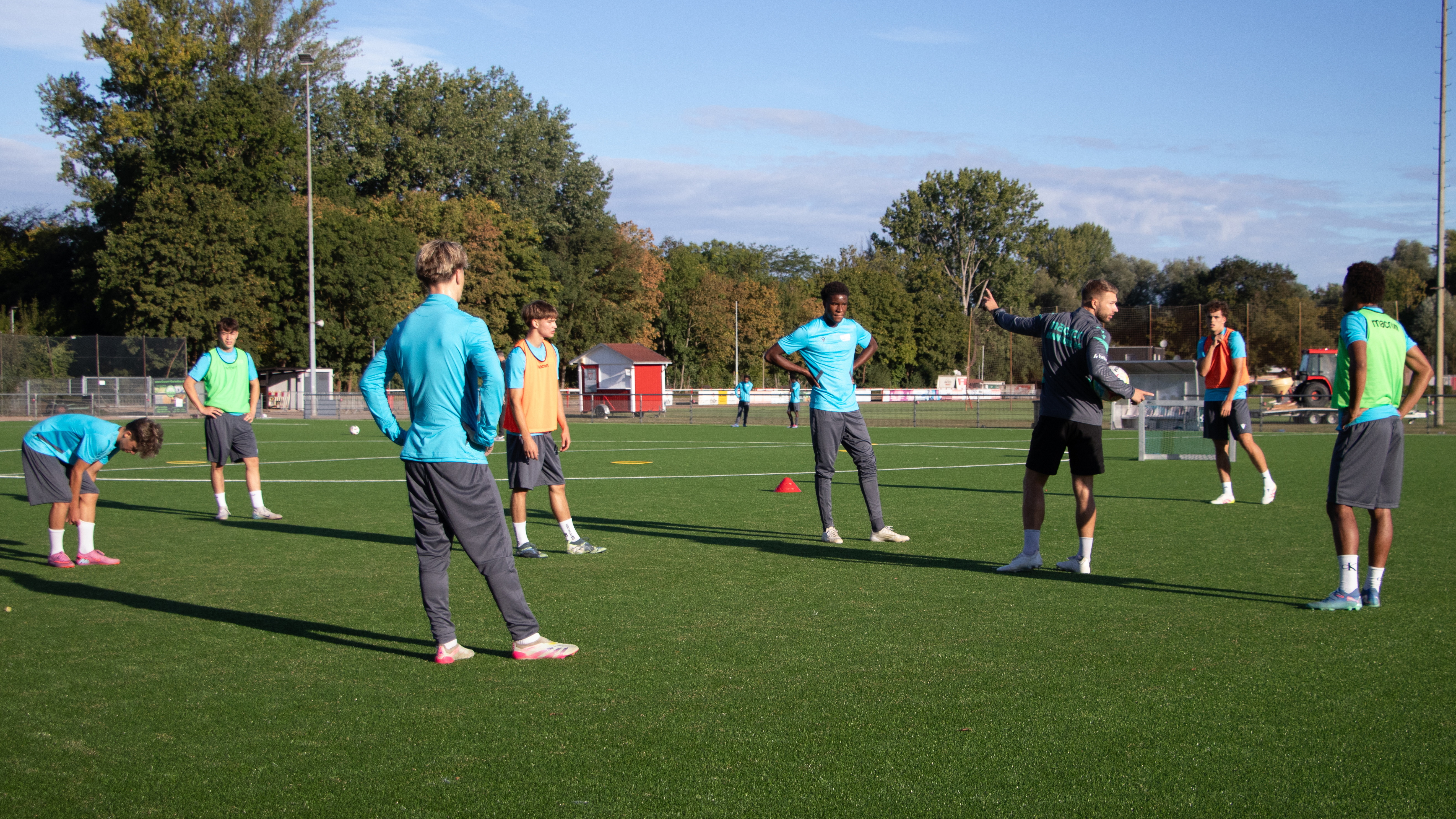 Spieler der 96-Akademie trainieren in der KGS Hemmingen.