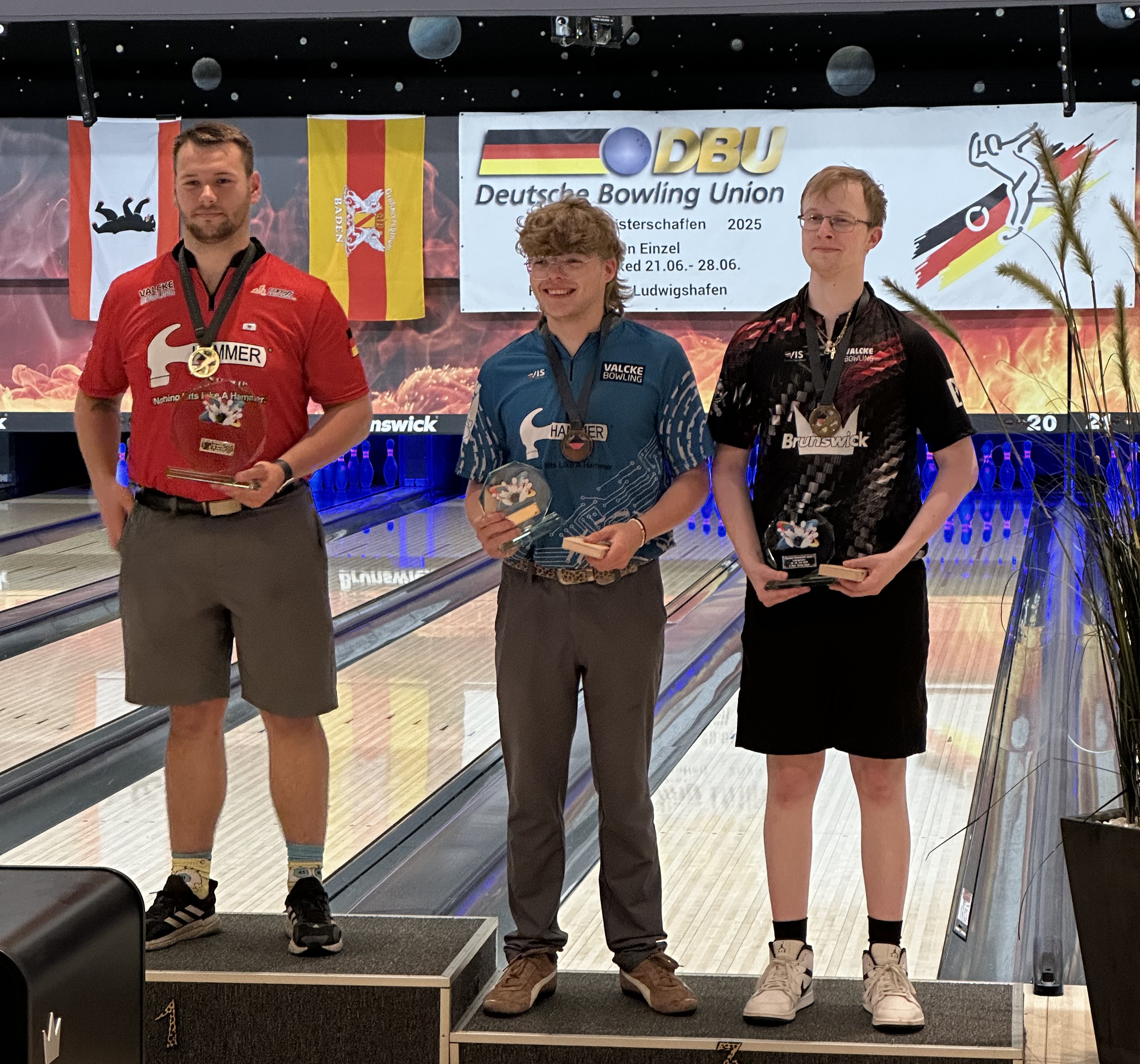 Zeno Janßen und Brent De Ruiter stehen gemeinsam auf dem Podest und freuen sich über den 3. Platz.