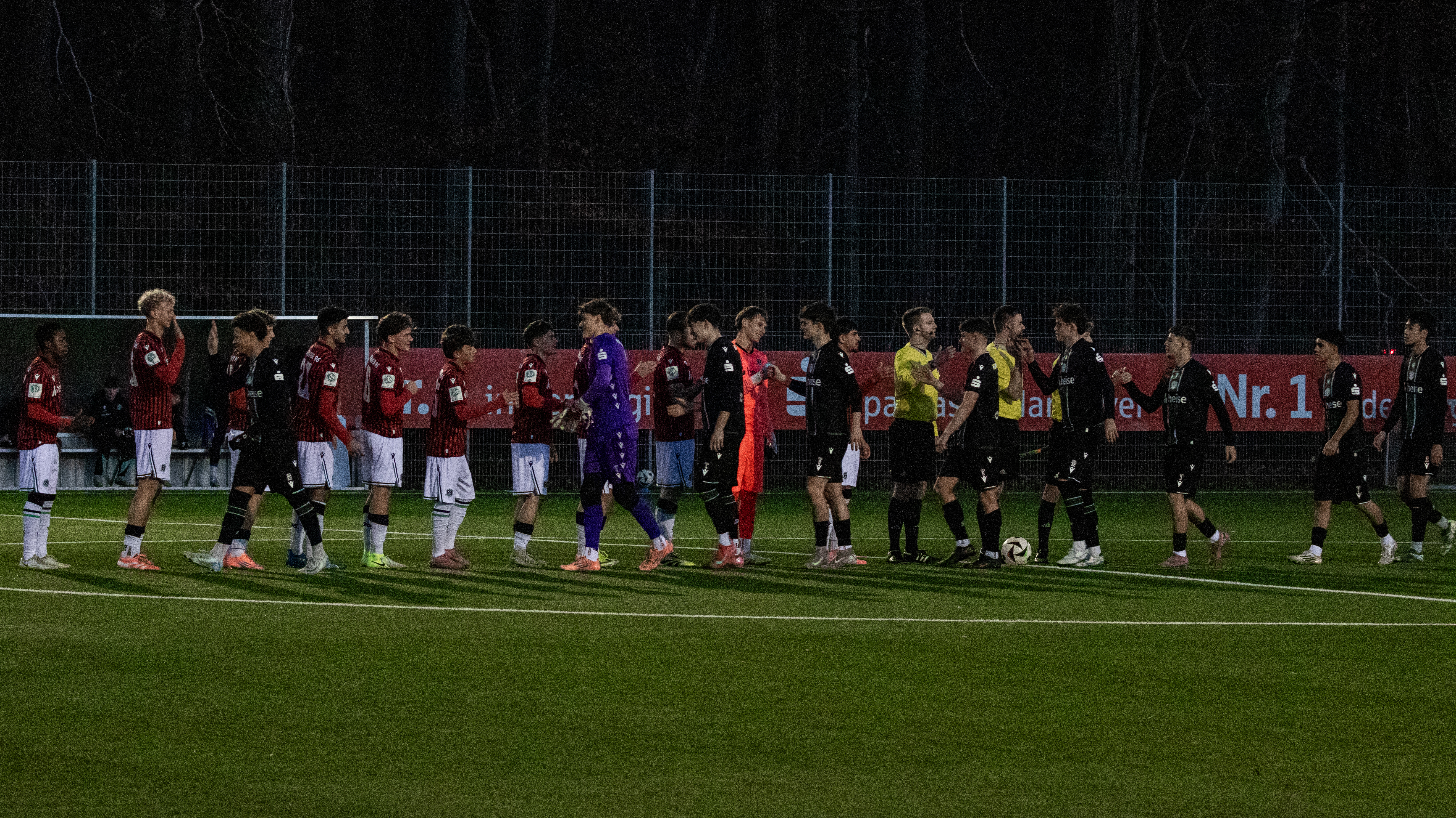 Spieler der 96-Akademie in einem internen Testspiel.