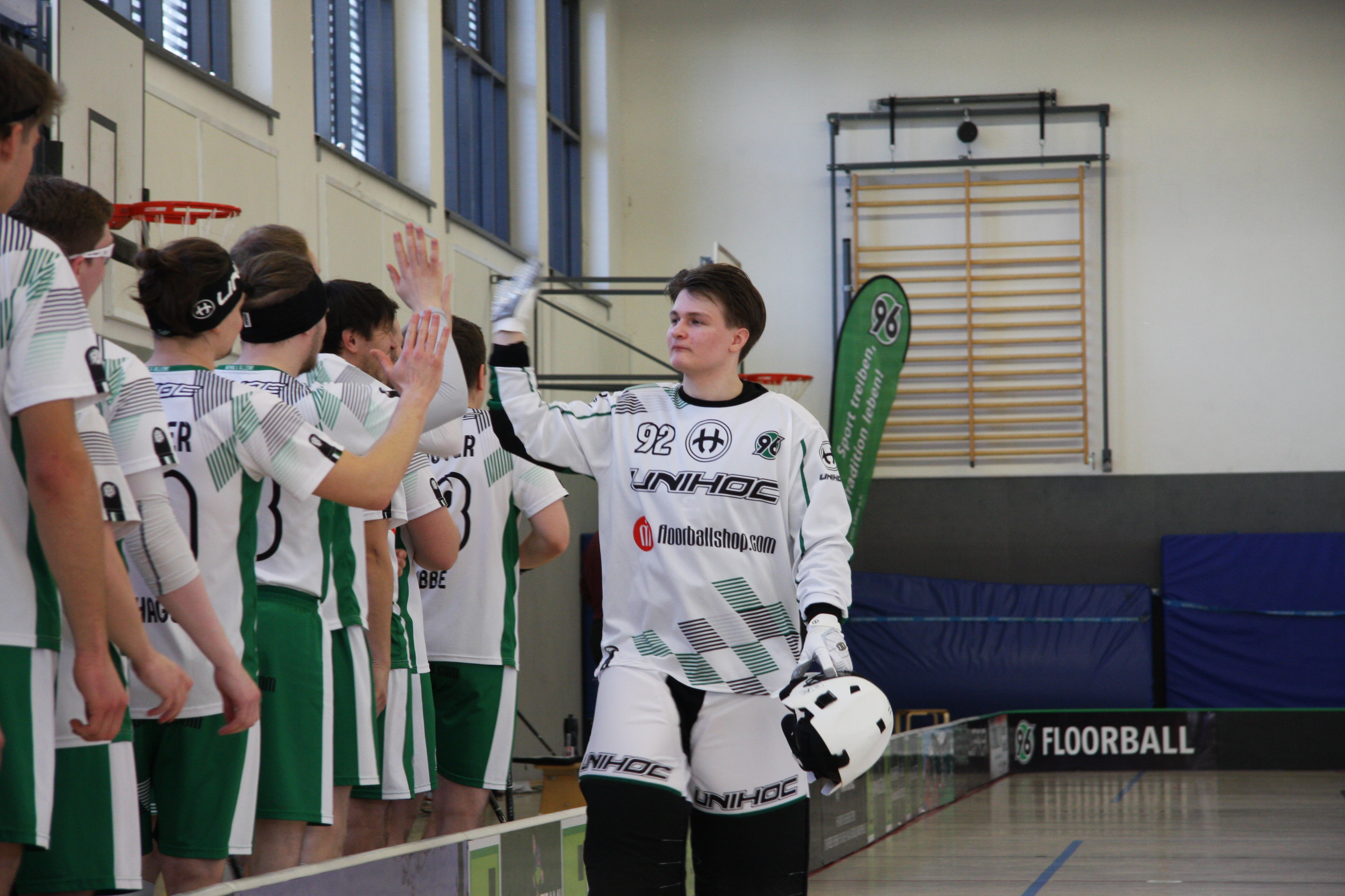 Tim Bandorf klatscht mit seinen Teamkollegen ab.