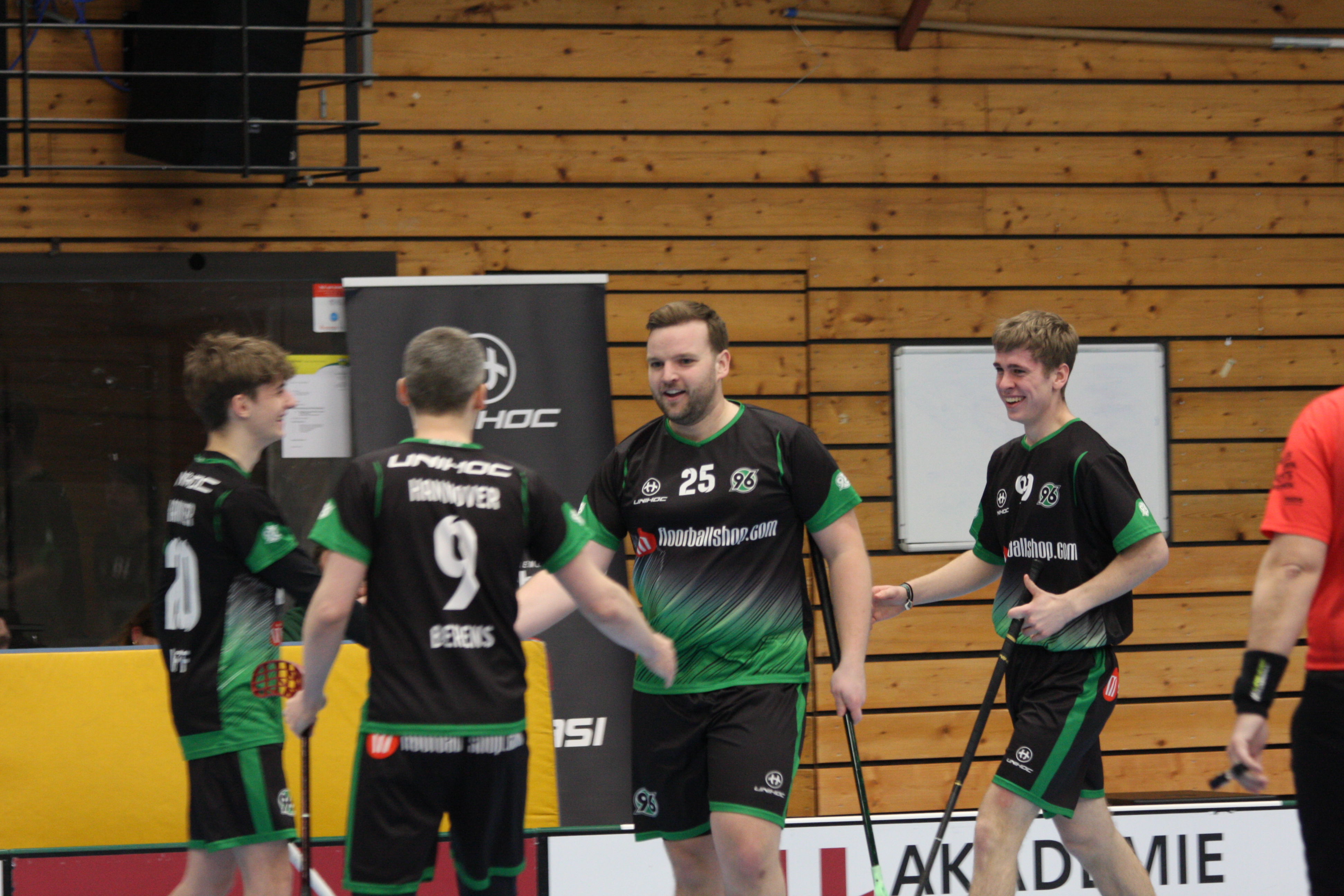 Die 96-Spieler jubeln gemeinsam.