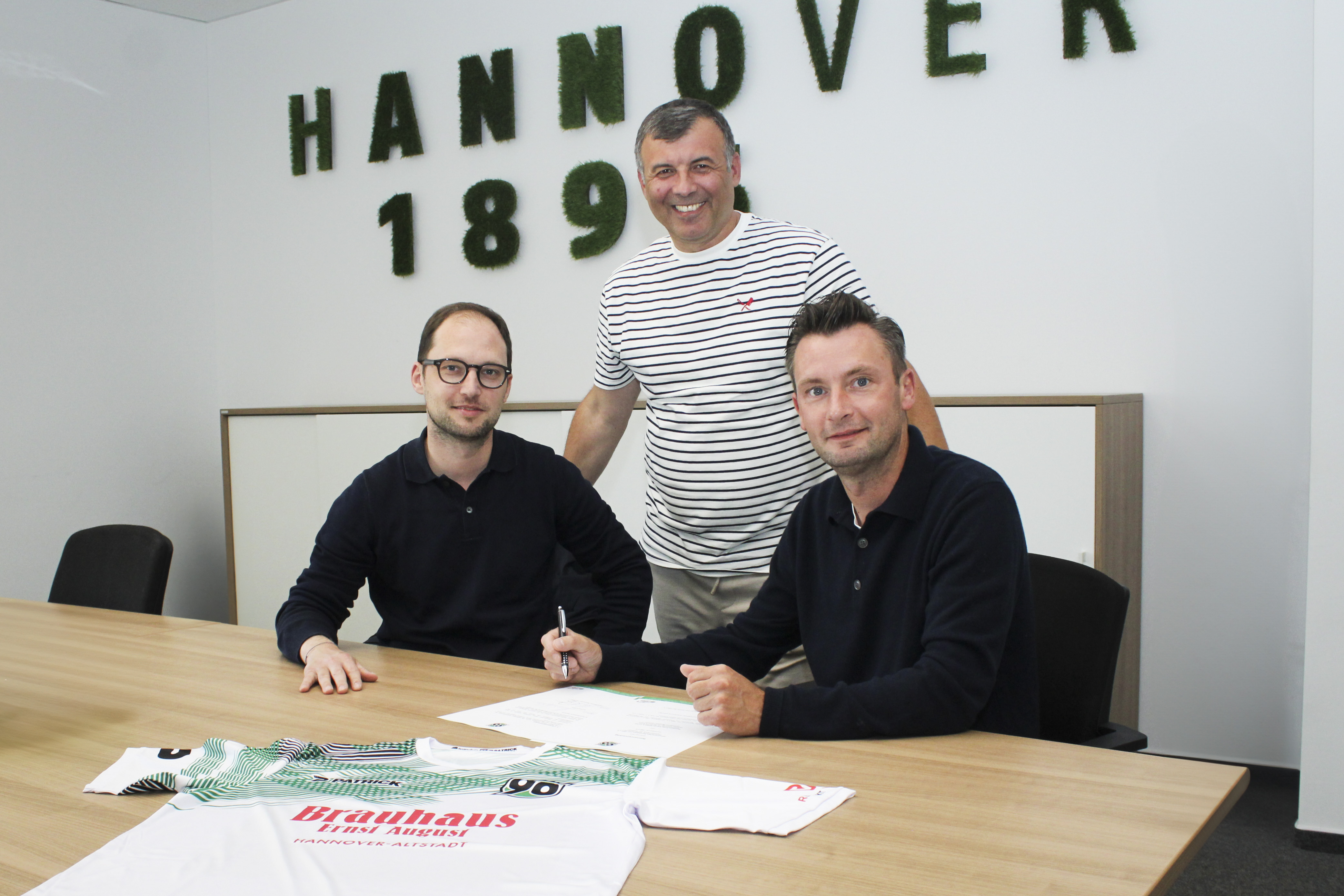 Die Verantwortlichen vom Brauhaus bei der Verlängerung der Partnerschaft.