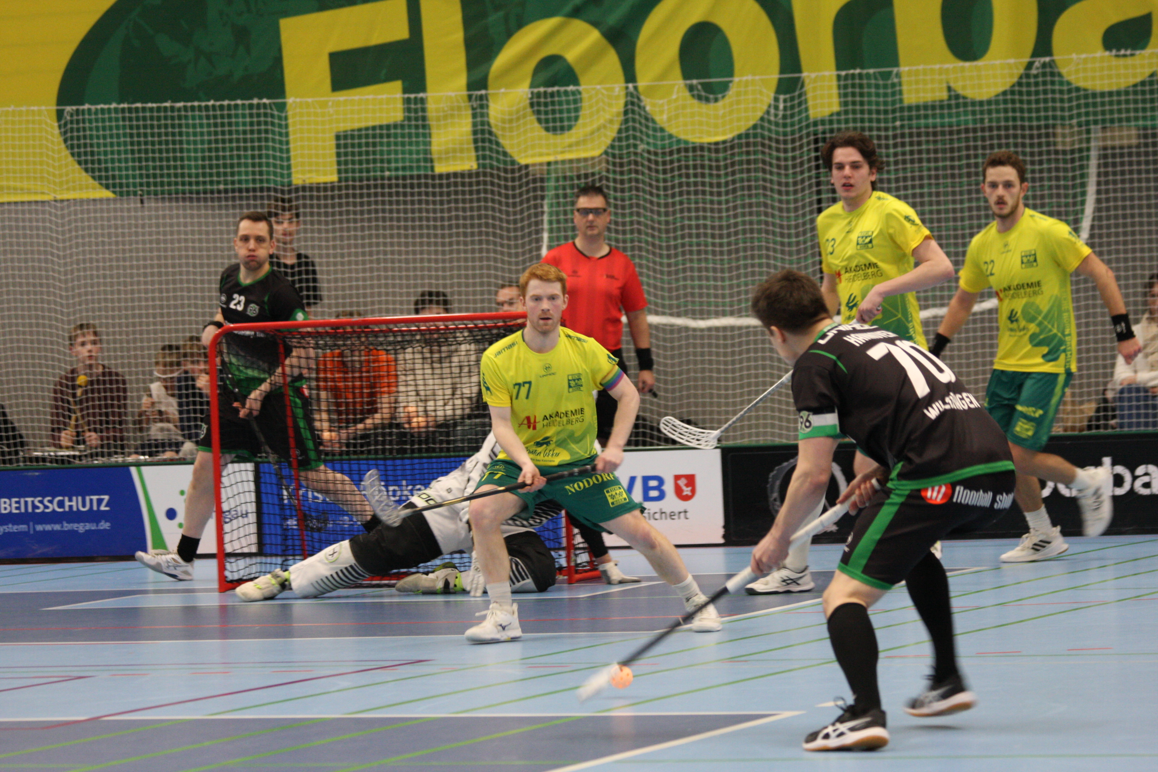 Torschuss eines 96-Spielers auf das gegnerische Tor.