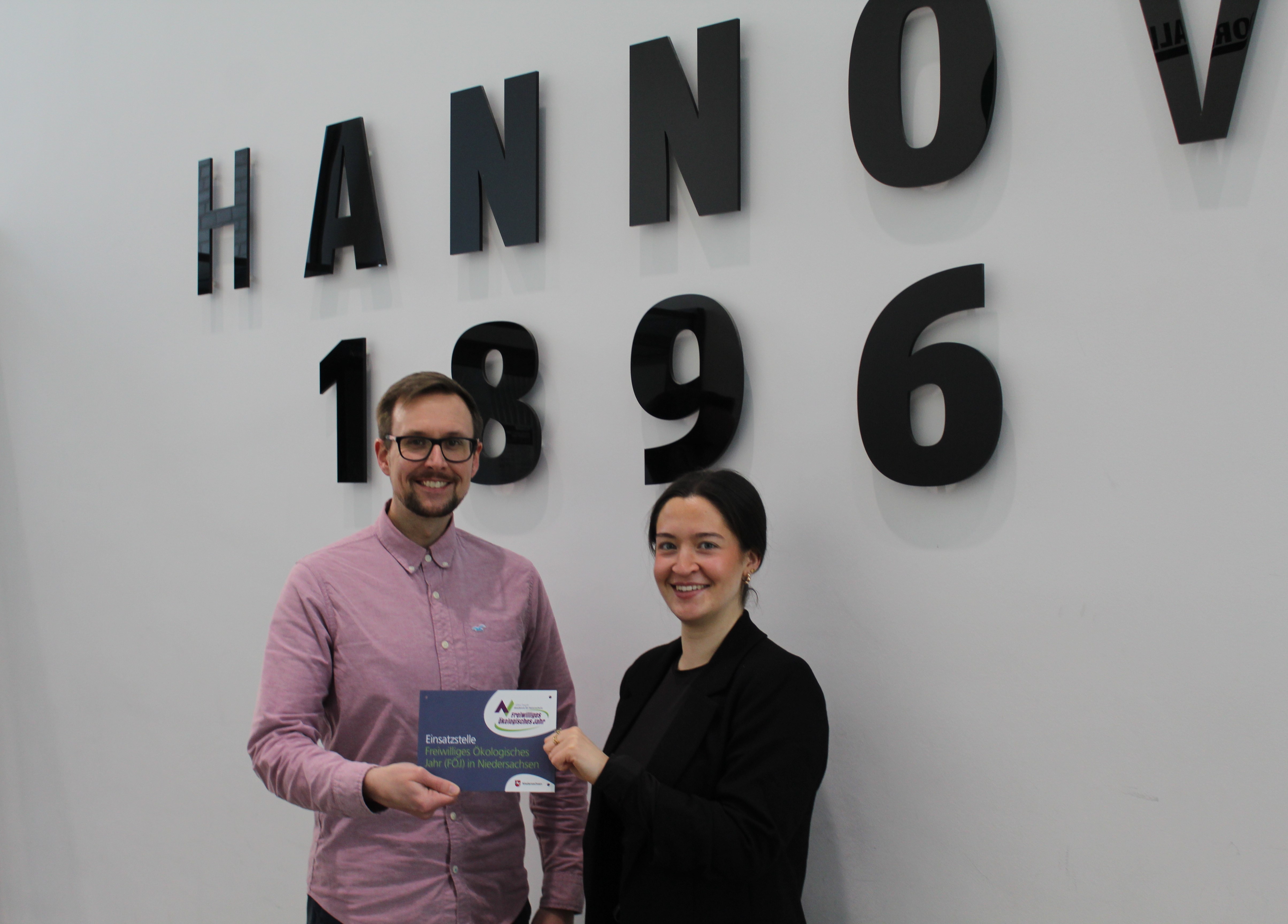 Dennis Bluhm und Elena Blich halten die Auszeichnung für ein FÖJ in der Hand.