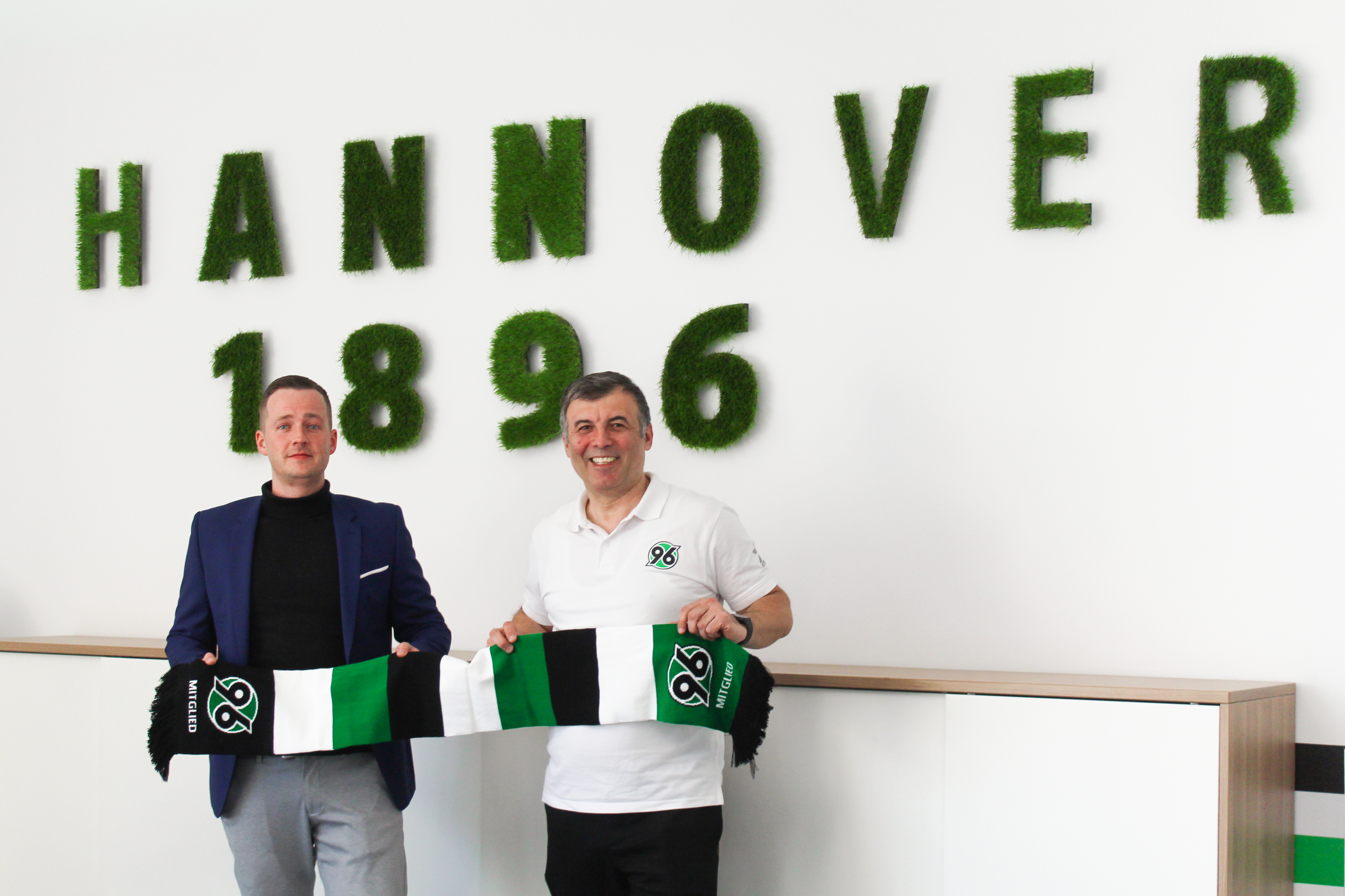 Vertreter beider Seiten Glücklich über die Vertragsunterzeichnung.