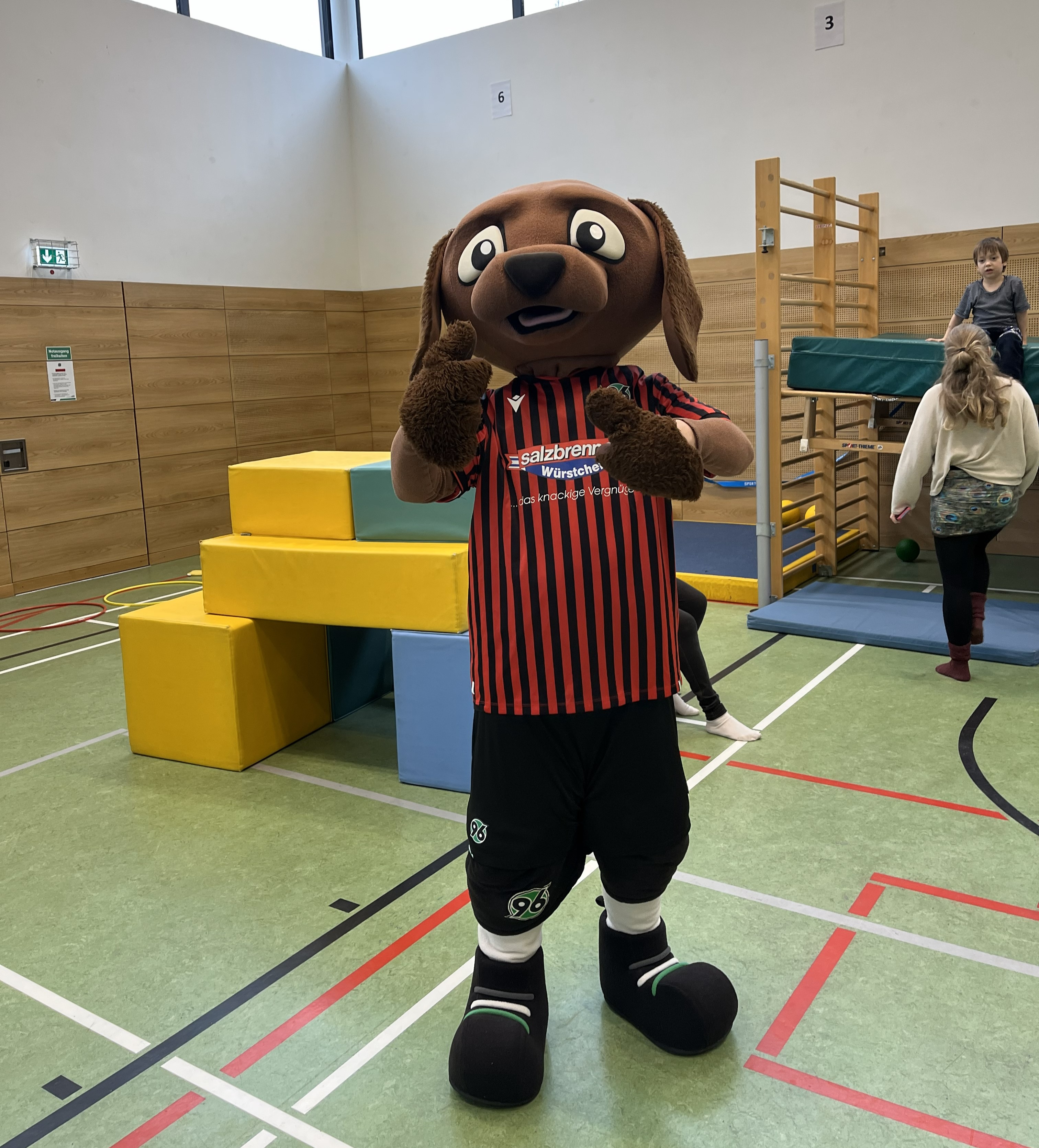 Das Maskottchen EDDI guckt in die Kamera.