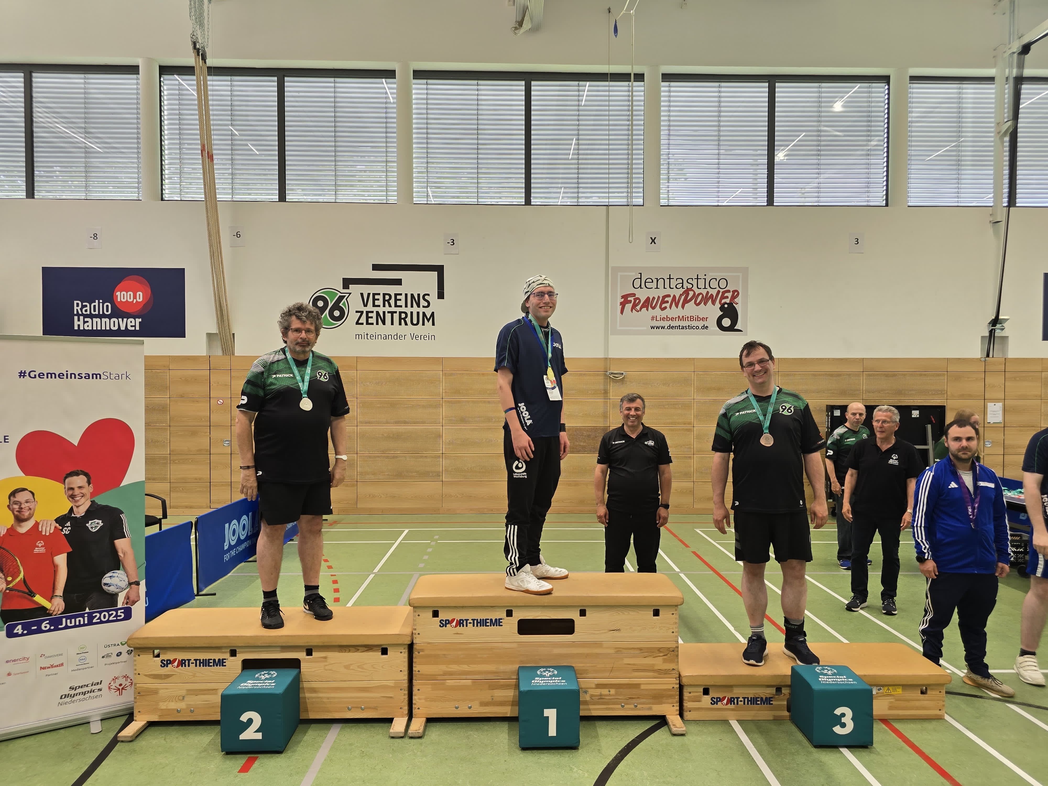 Die 96-Tischtennisspieler bei der Siegerehrung mit der Silber- und Bronze Medaille