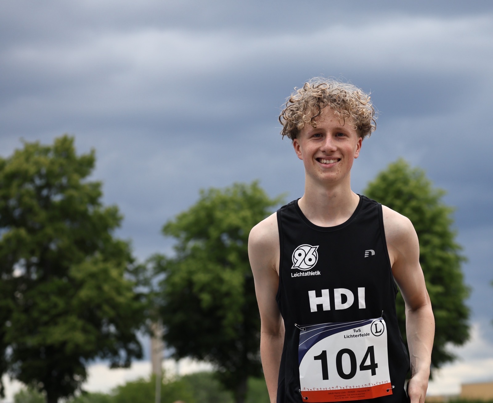 Jakob Lück lächelt in die Kamera.