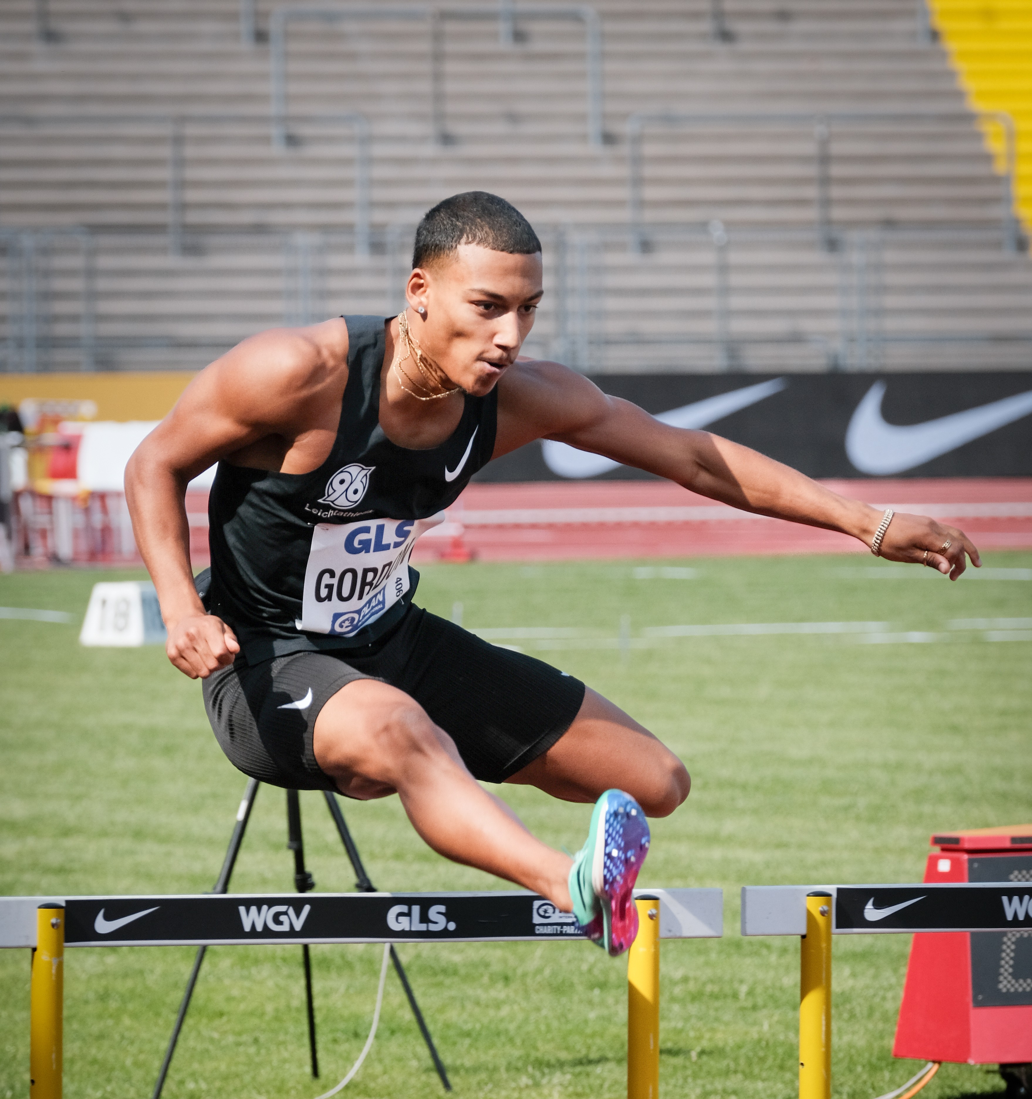 Jordan Gordon bei Sprung über die Hürden
