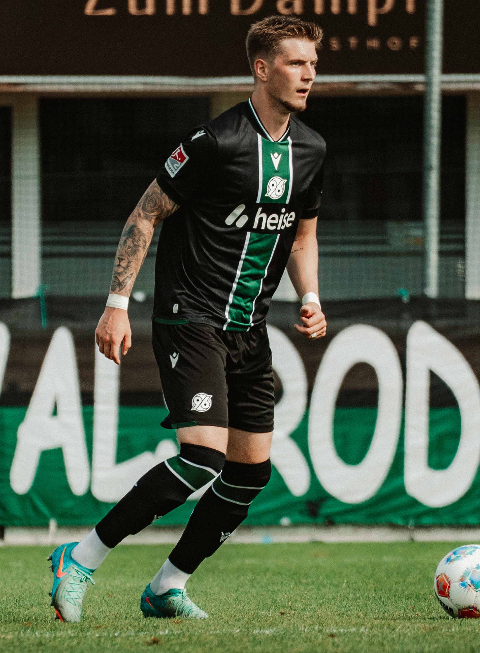 Ganzkörperaufnahme von Josh Knight schwarz-grünen Auswärtstrikot, am Ball.