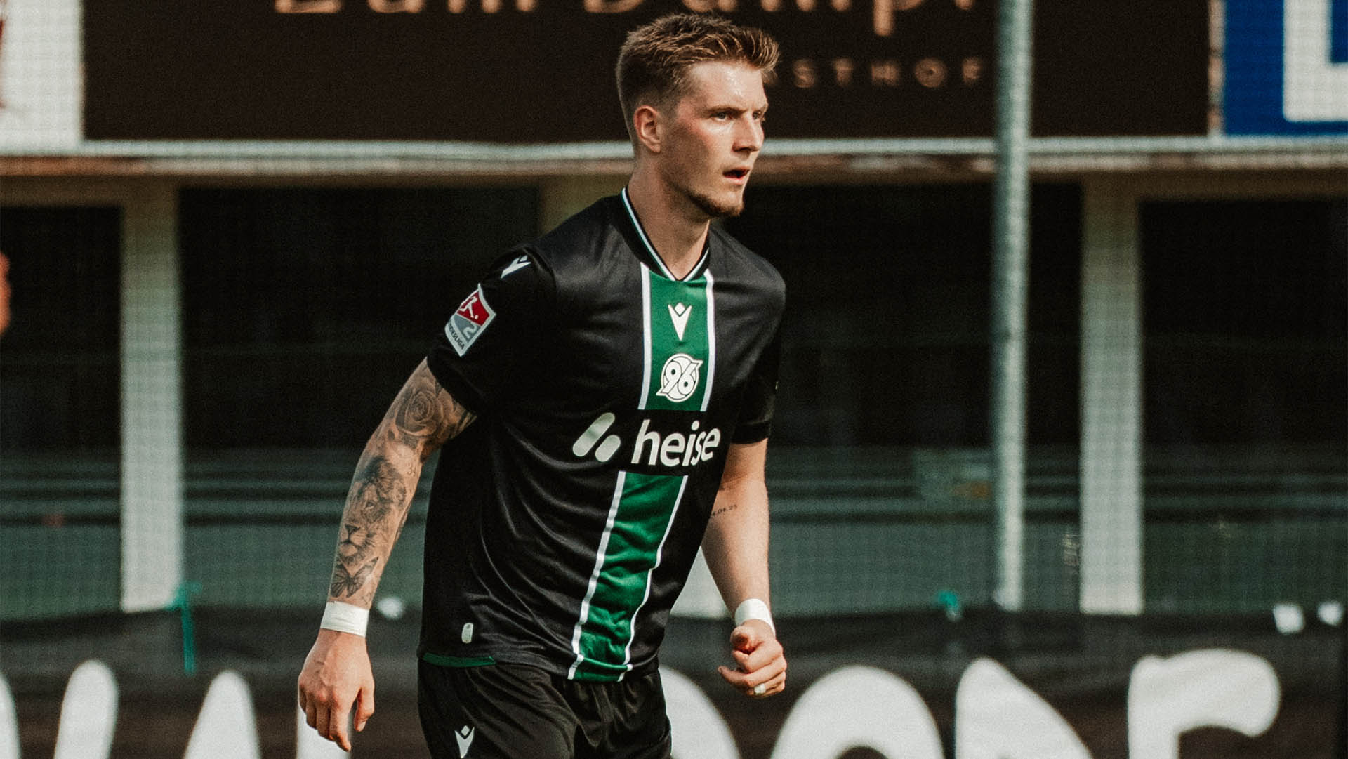 Josh Knight ist bis zur Hüfte zu sehen, im schwarz-grünen Auswärtstrikot im Einsatz.