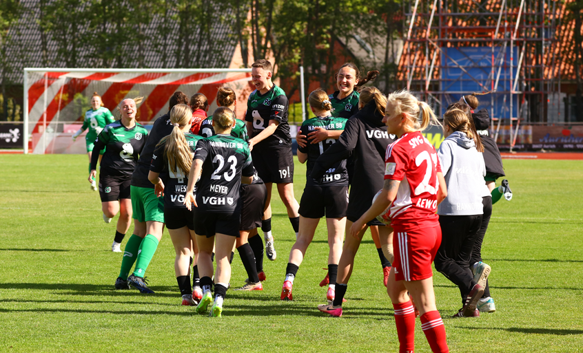 Freude nach dem Sieg - Spielerinnen laufen aufeinander zu und jubeln