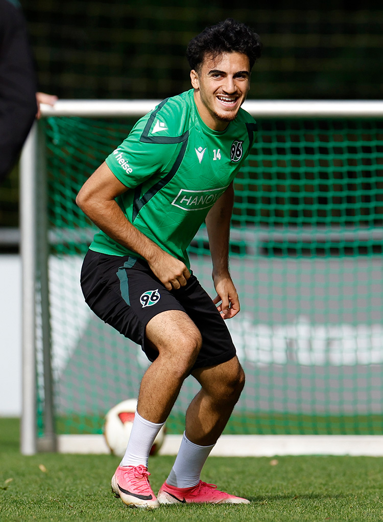 Der 96-Spieler Husseyn Chakroun lacht freudig im 96-Training.