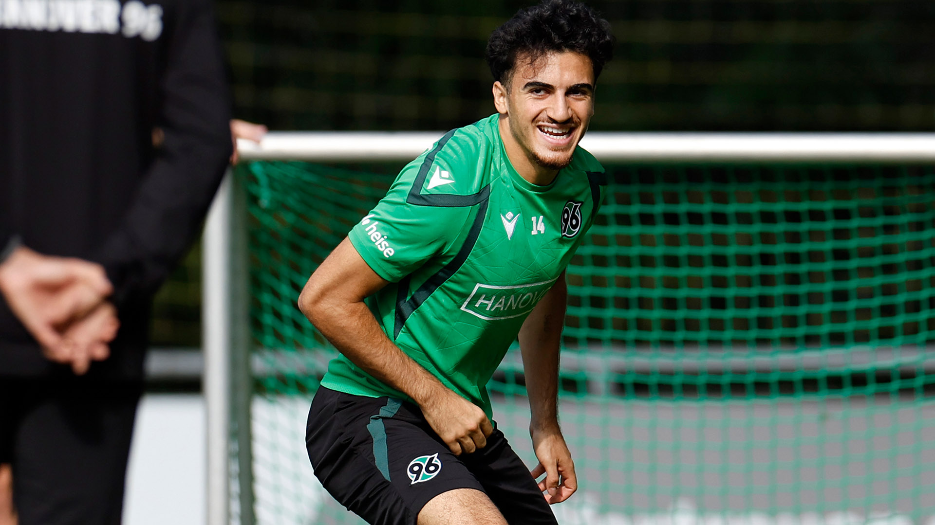 Der 96-Spieler Husseyn Chakroun lacht freudig im 96-Training.