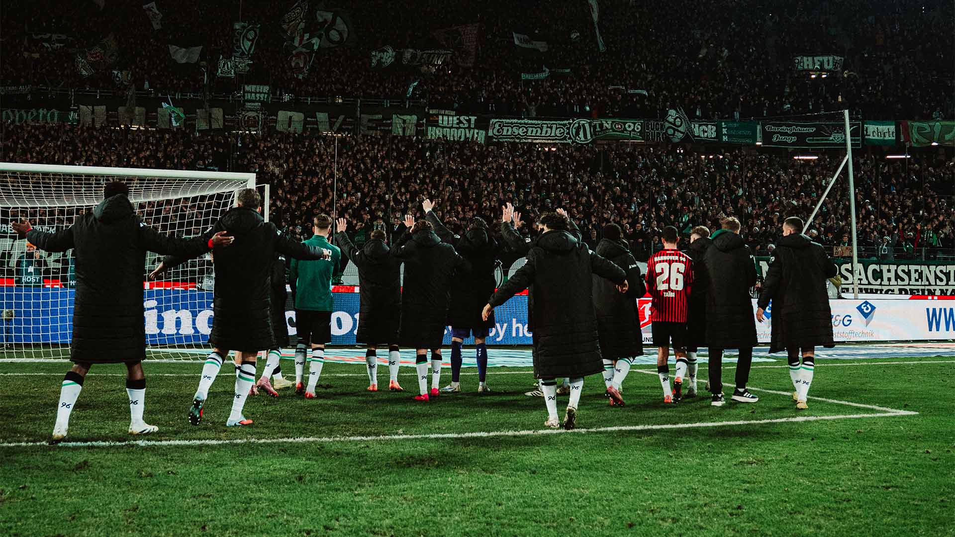 Die 96-Mannschaft feiert vor und mit der Nordkurve.