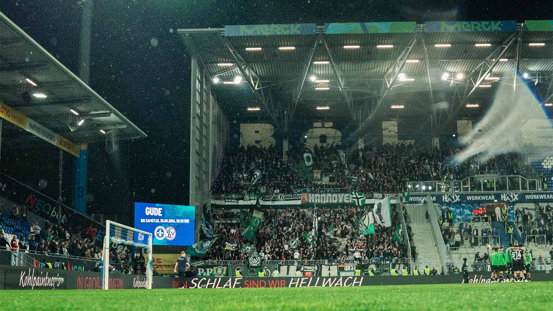 Blick auf den vollen 96-Gästeblock in Darmstadt.