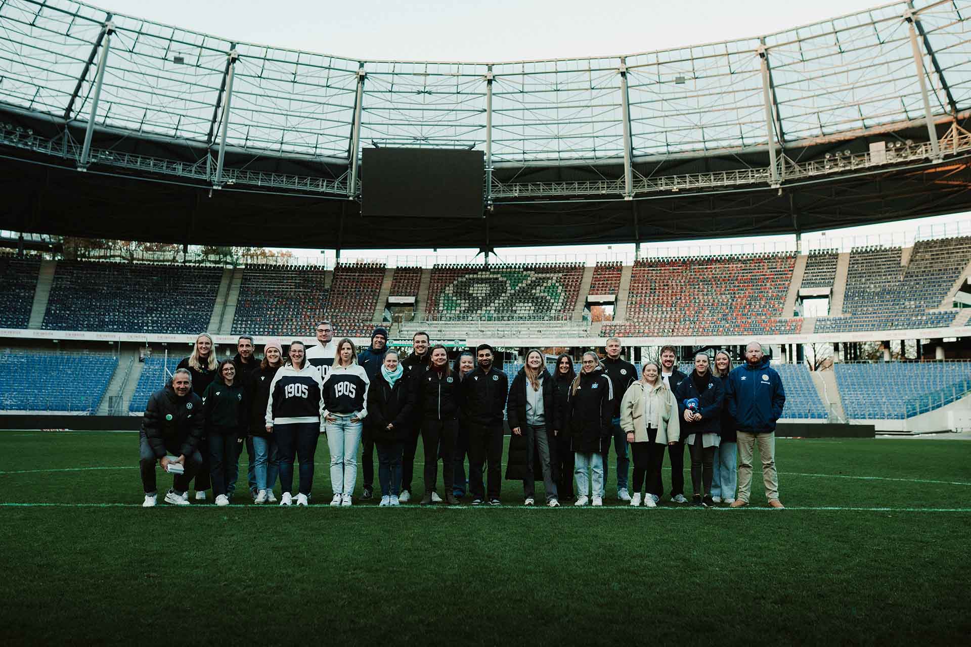 Die Teilnehmerinnen und Teilnehmer des Kids-Club-Regionaltreffens in der Heinz von Heiden Arena.