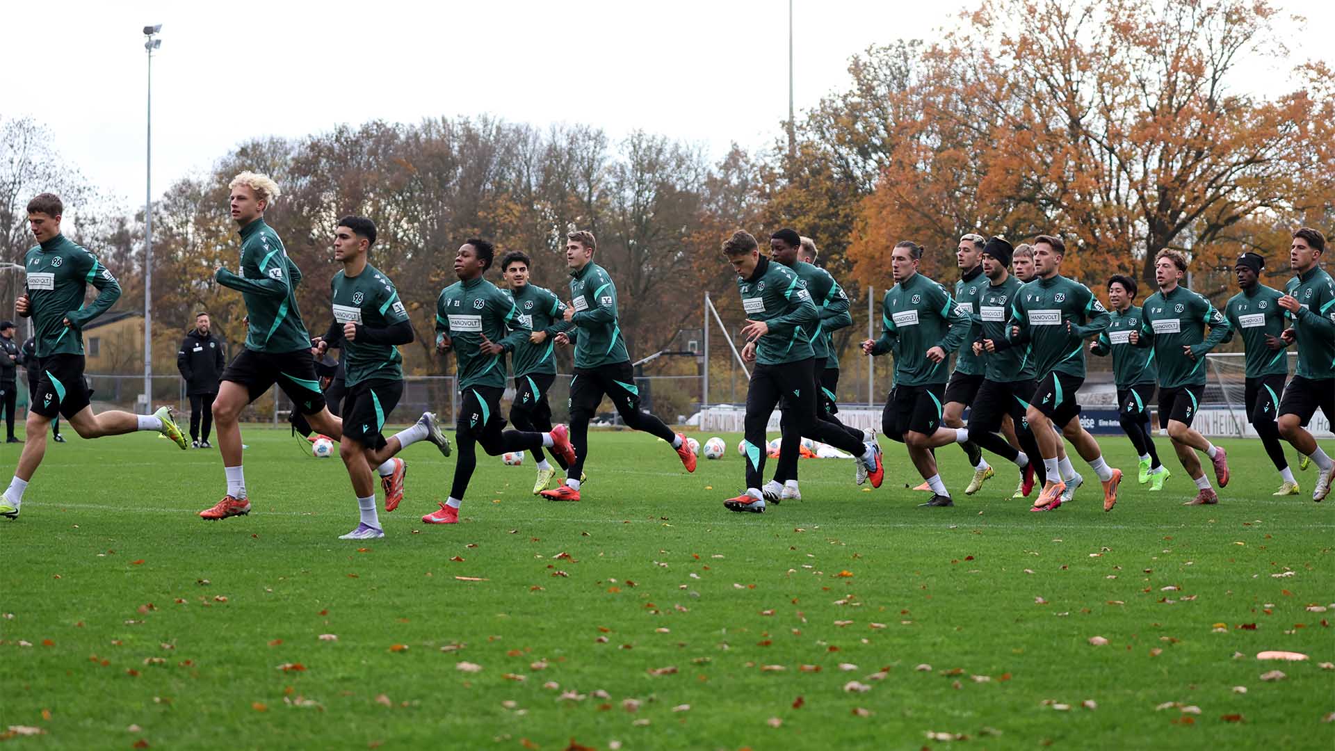 Das 96-Team absolviert eine Laufrunde.