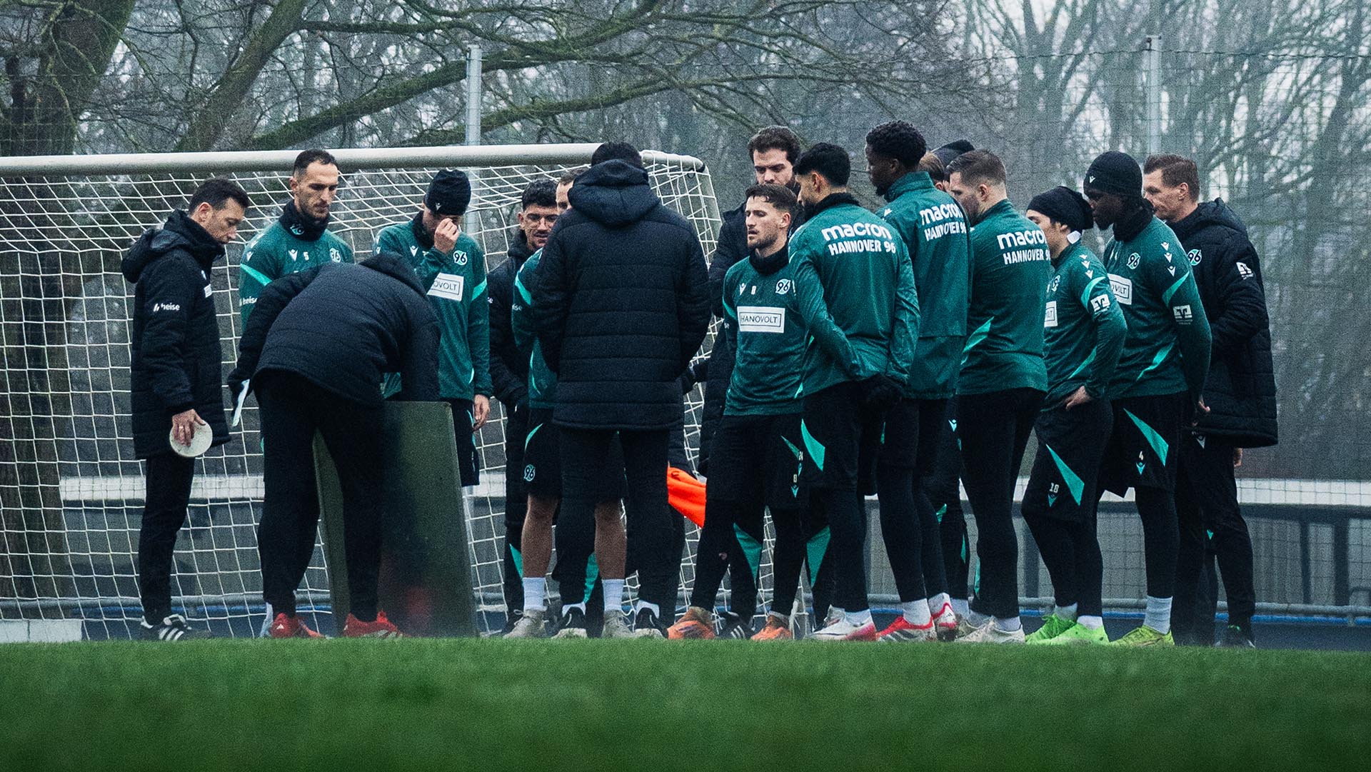 Ein Teil der Mannschaft steht im Kreis auf dem Trainingsplatz.