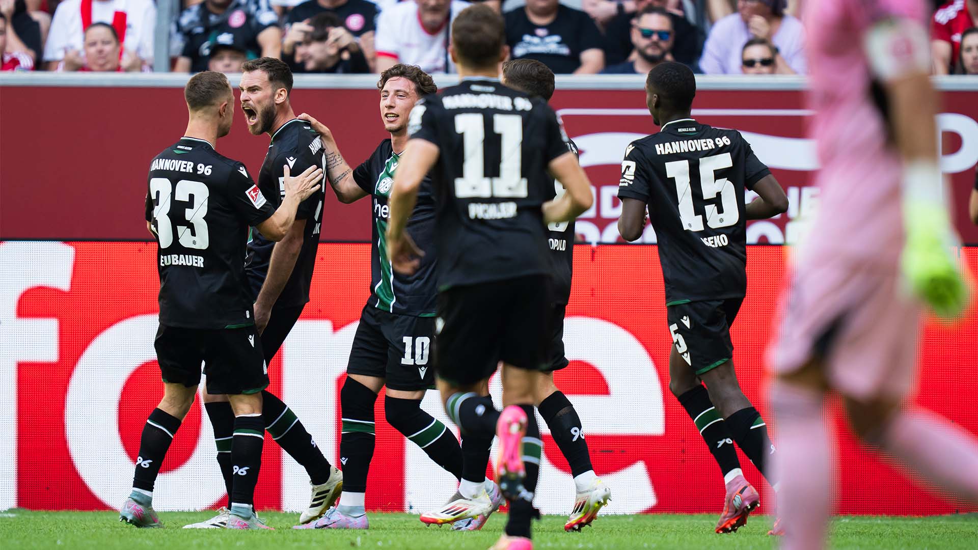 Die 96-Spieler jubeln mit Boris Tomiak nach dessen Elfmetertor in Düsseldorf.