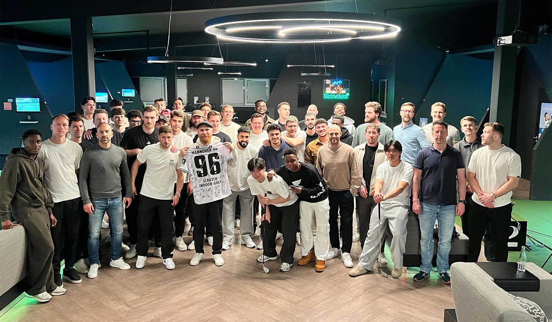 Gruppenbild vom 96-Team beim Teambuilding-Event.