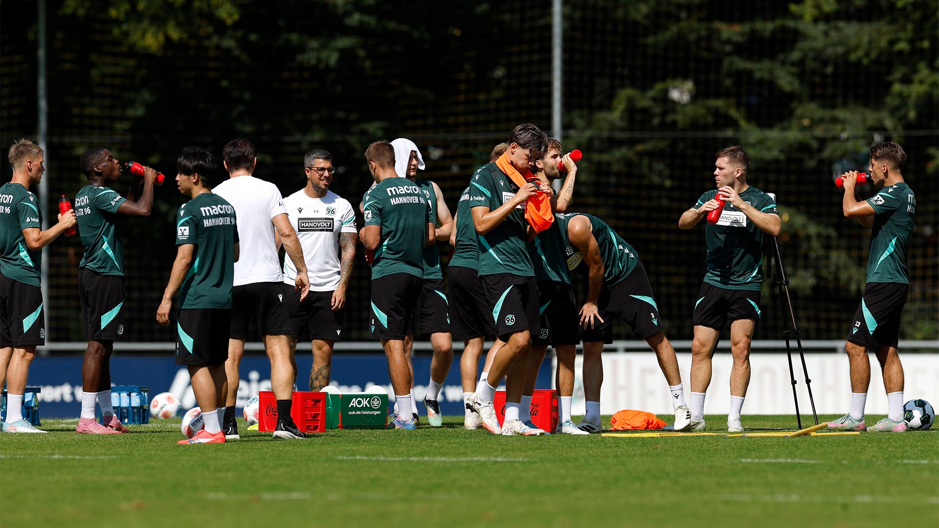 Das 96-Team macht eine Trainingspause, einige Spieler trinken, Josh Knight hat ein Handtuch gegen die Sonne auf dem Kopf.
