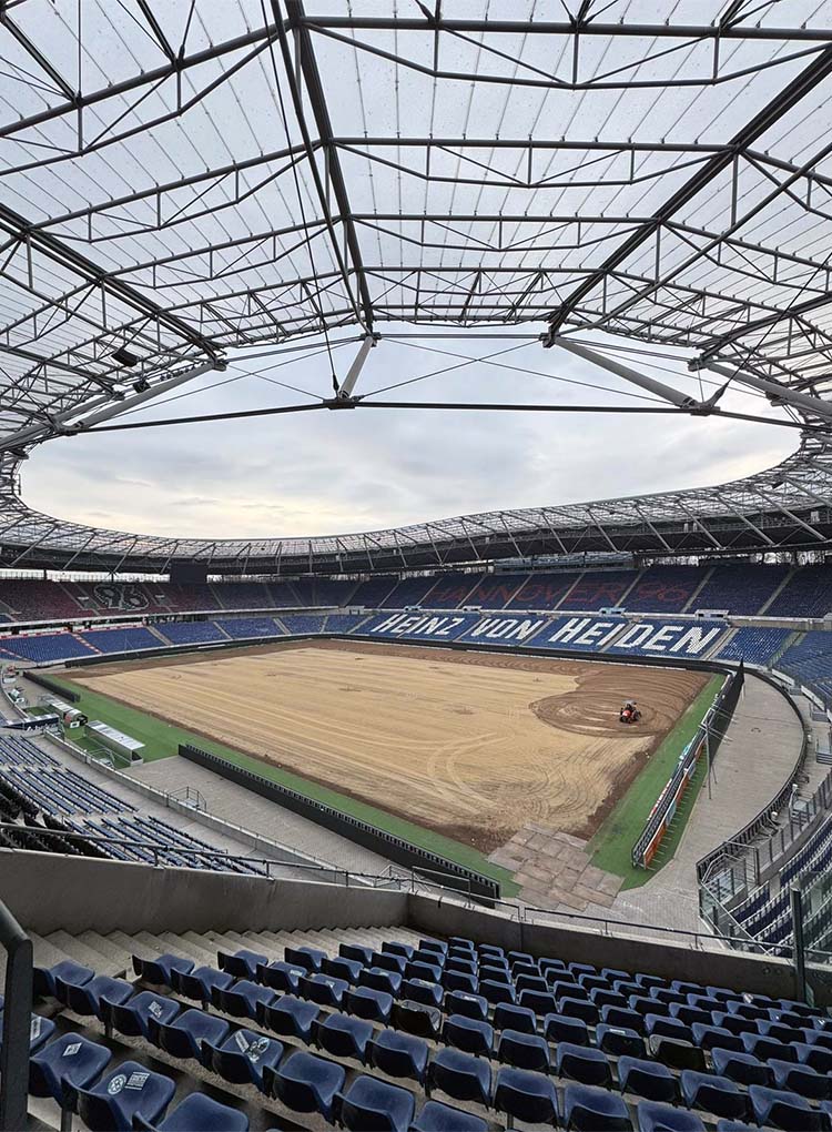 Blick auf den abgetragenen Rasen in der Heinz von Heiden Arena.