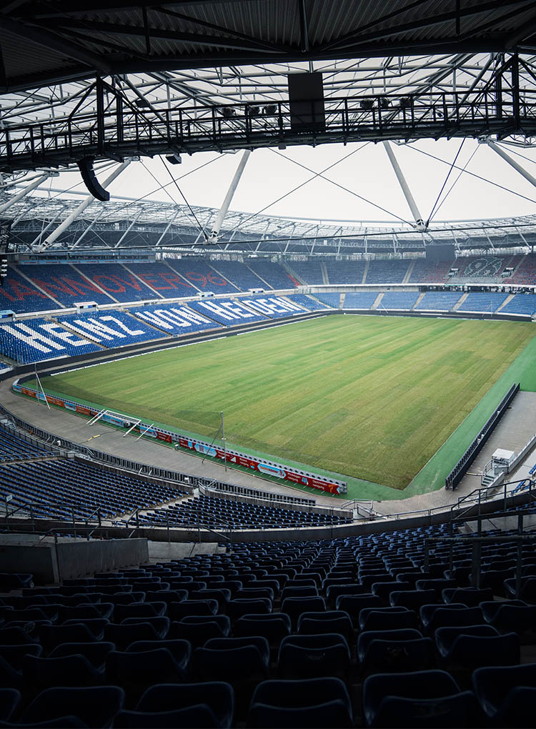 Blick auf den neu verlegtem Rasen in der Heinz von Heiden Arena.