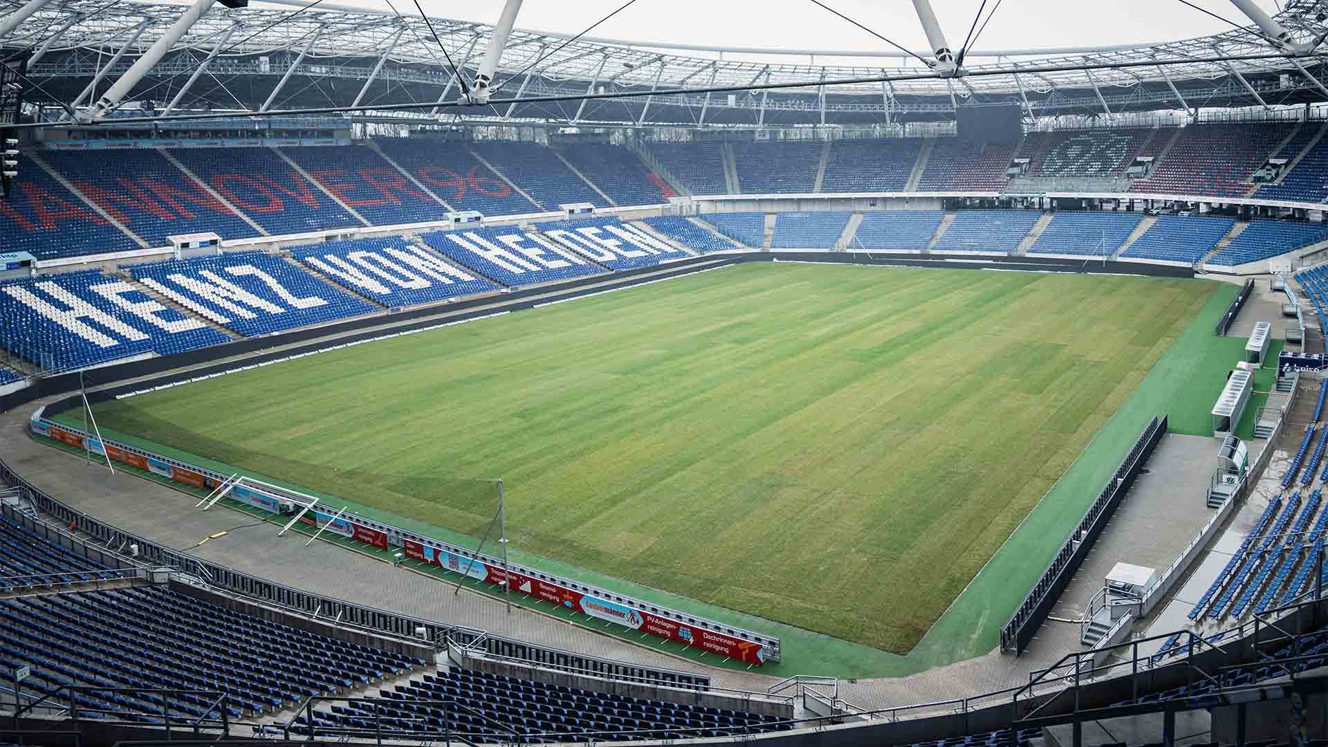 Blick auf den neu verlegtem Rasen in der Heinz von Heiden Arena.