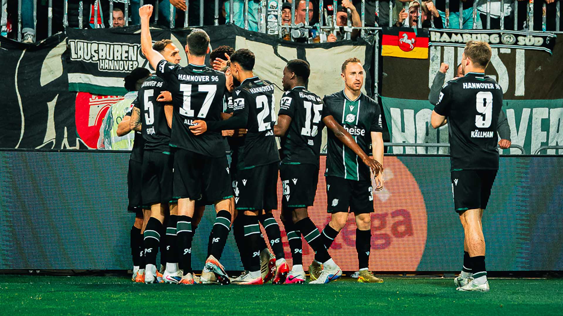 Die 96-Mannschaft feiert vor den 96-Fans in Darmstadt.