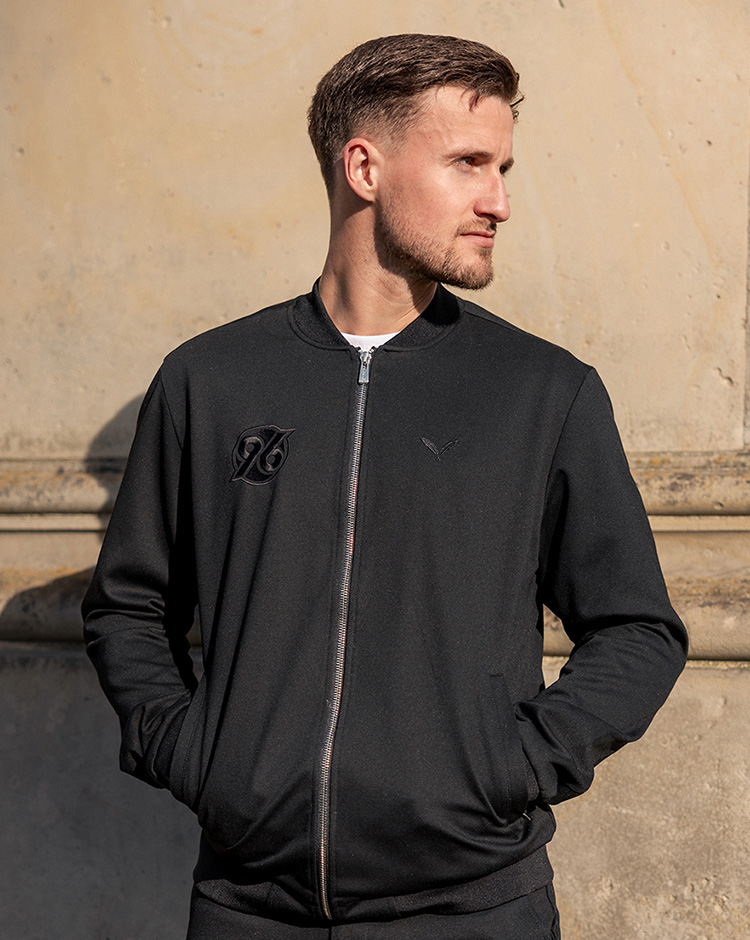 Enzo Leopold in schwarzer Jacke schaut zur Seite.