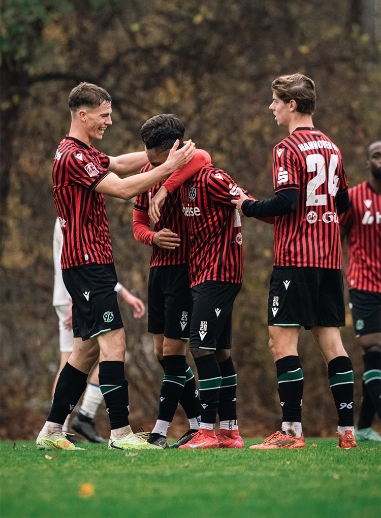 Mwisho Mhango wird von den Teamkollegen bejubelt.