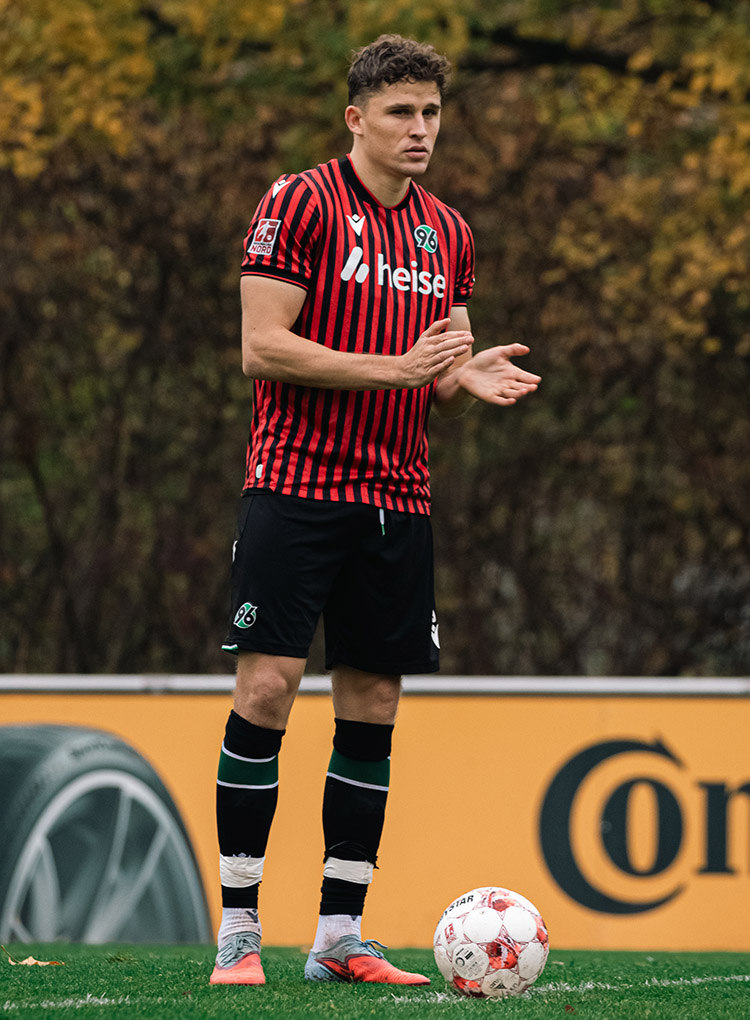 Benedikt Pichler steht und klatscht in die Hände.