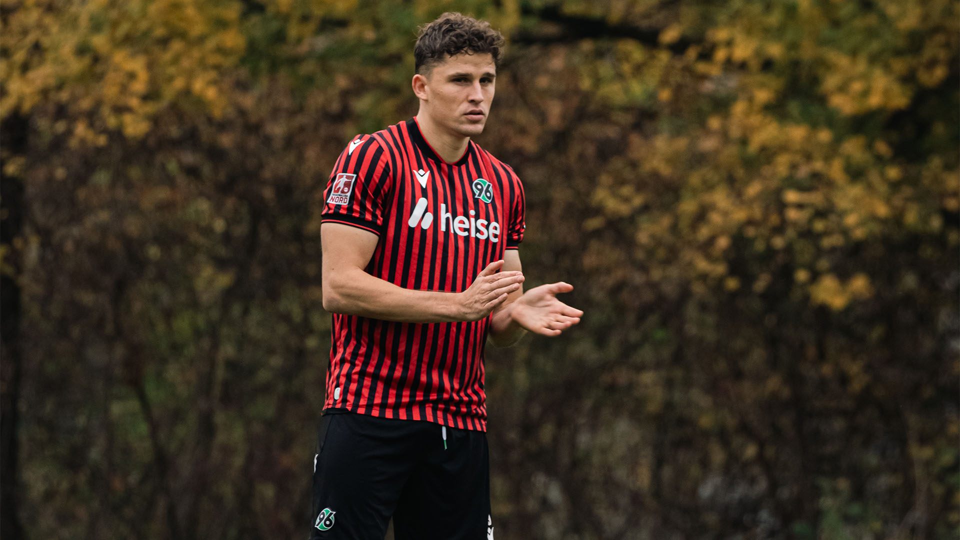 Benedikt Pichler steht und klatscht in die Hände.