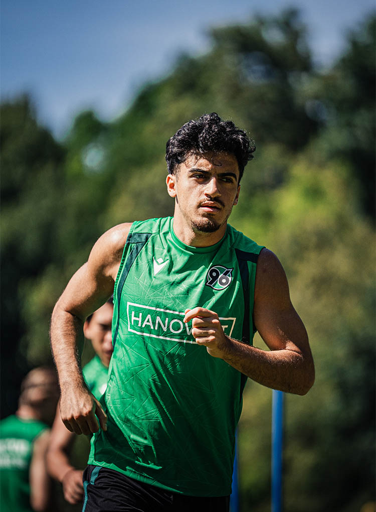 Husseyn Chakroun im grünen Trainingstop. 