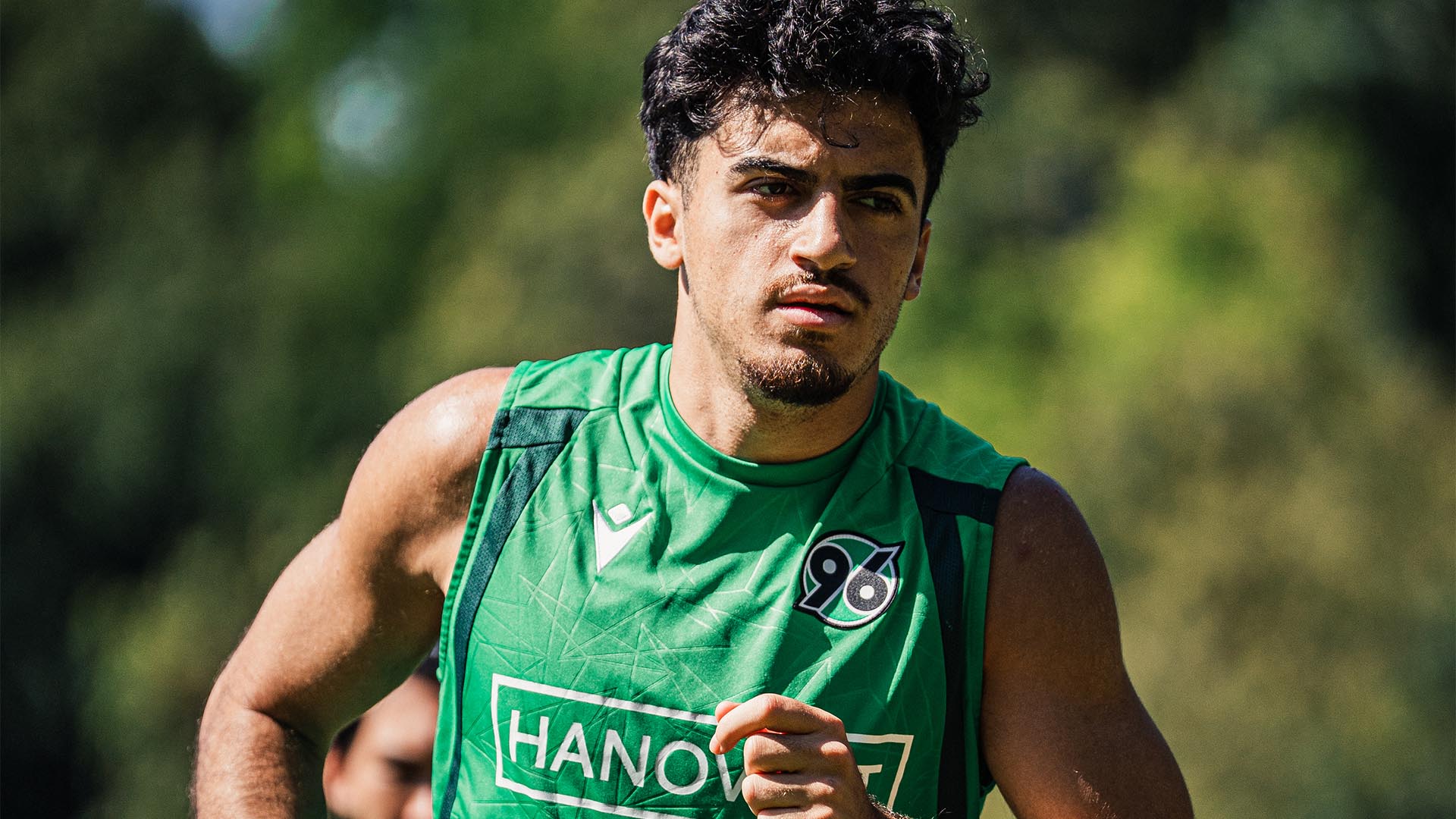 Husseyn Chakroun im grünen Trainingstop. 